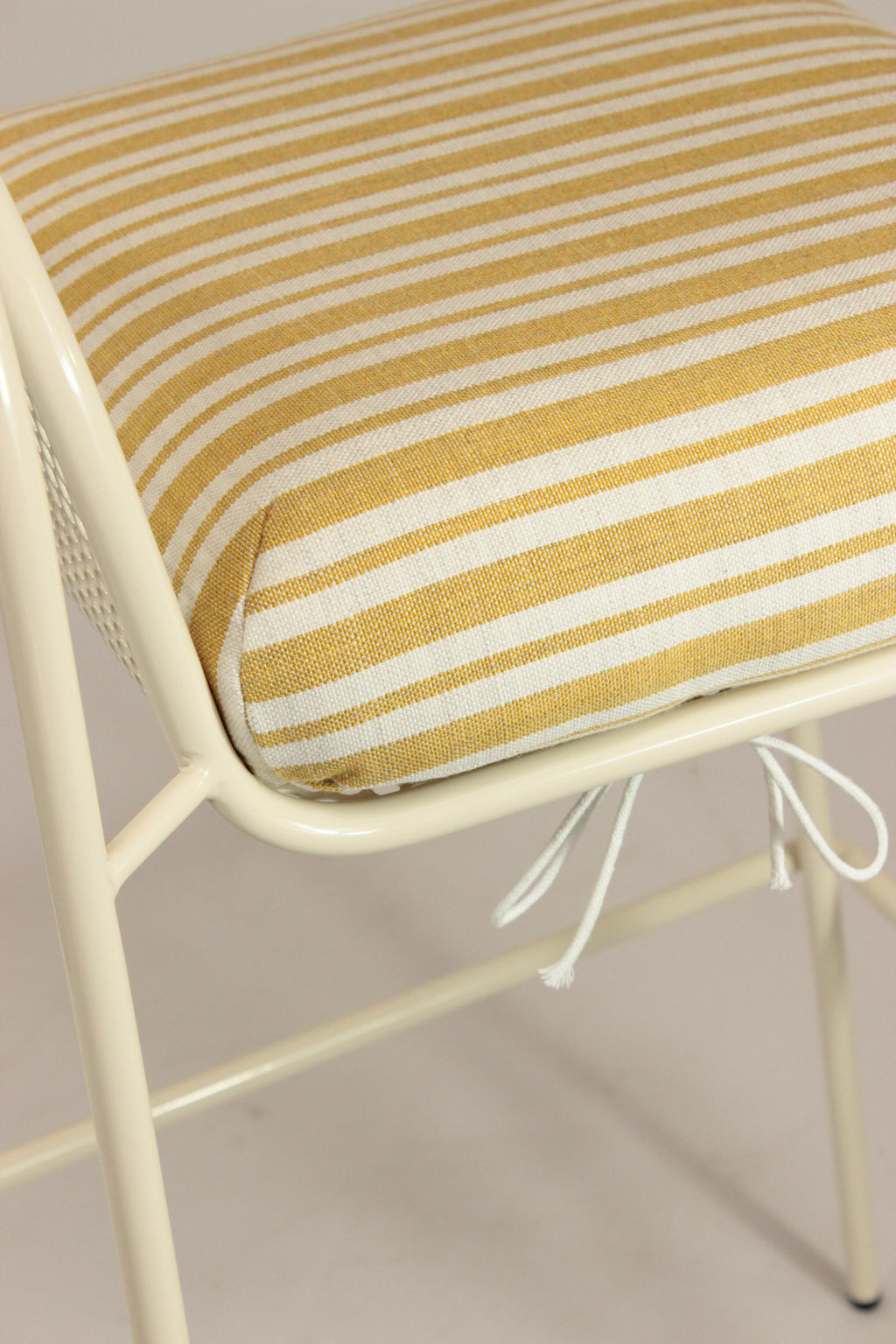 https://a.1stdibscdn.com/contemporary-riviera-bar-chair-in-lacquered-ivory-metal-for-outdoors-for-sale-picture-12/f_40973/f_456965721751469444458/IMG_6413_master.jpg