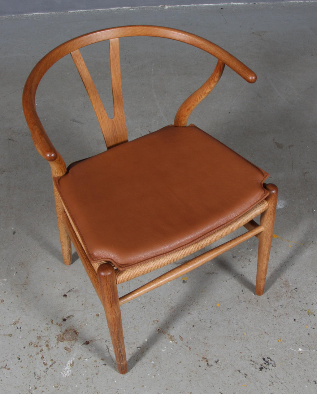 https://a.1stdibscdn.com/hans-j-wegner-cushion-for-wishbone-chair-ch24-for-sale-picture-2/f_42391/f_260584121636520668941/IMG_6505_master.jpg