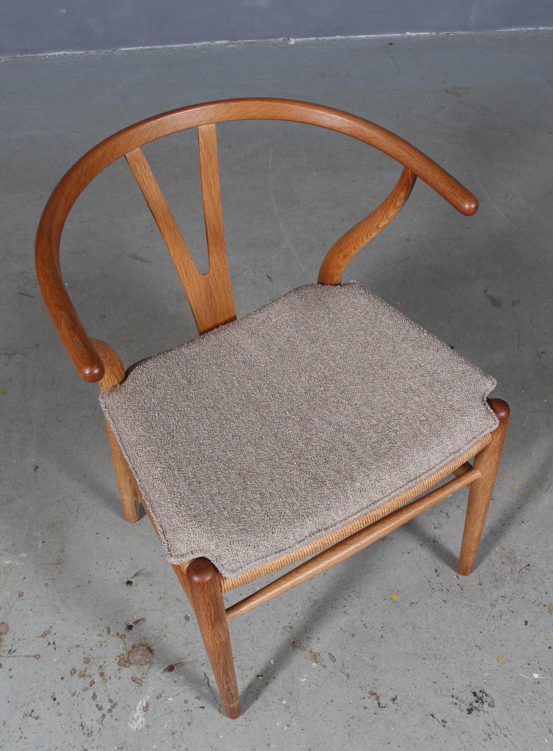 https://a.1stdibscdn.com/hans-j-wegner-cushion-for-wishbone-chair-ch24-for-sale-picture-2/f_42391/f_260584221636520741683/IMG_6511_master.jpg