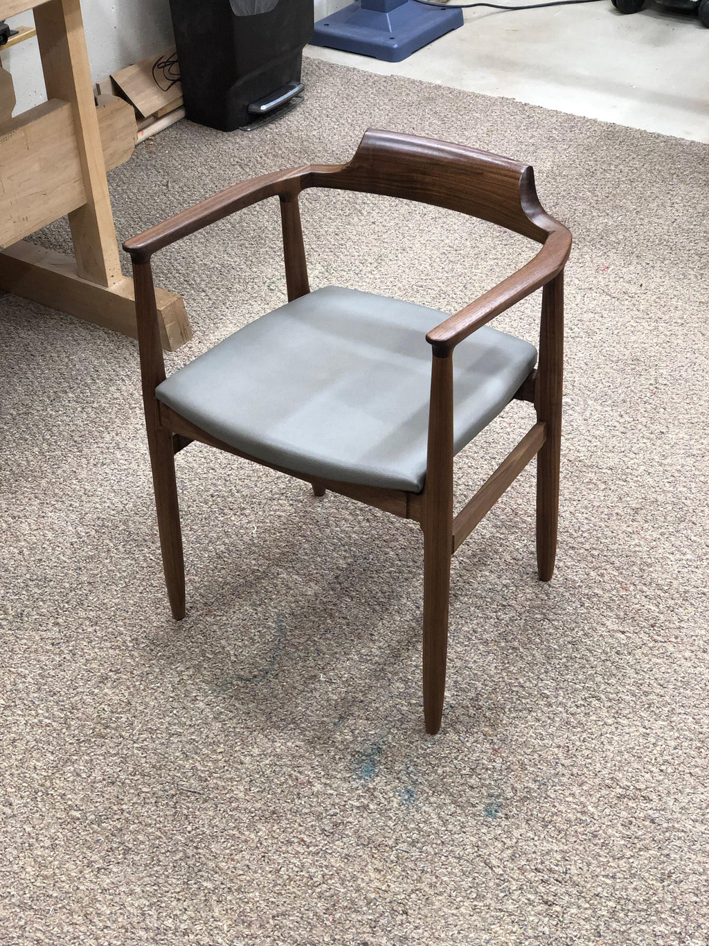 https://a.1stdibscdn.com/henry-the-armchair-in-walnut-with-leather-upholstery-for-sale-picture-3/f_45782/f_196890521593546042324/IMG_6625_master.jpeg