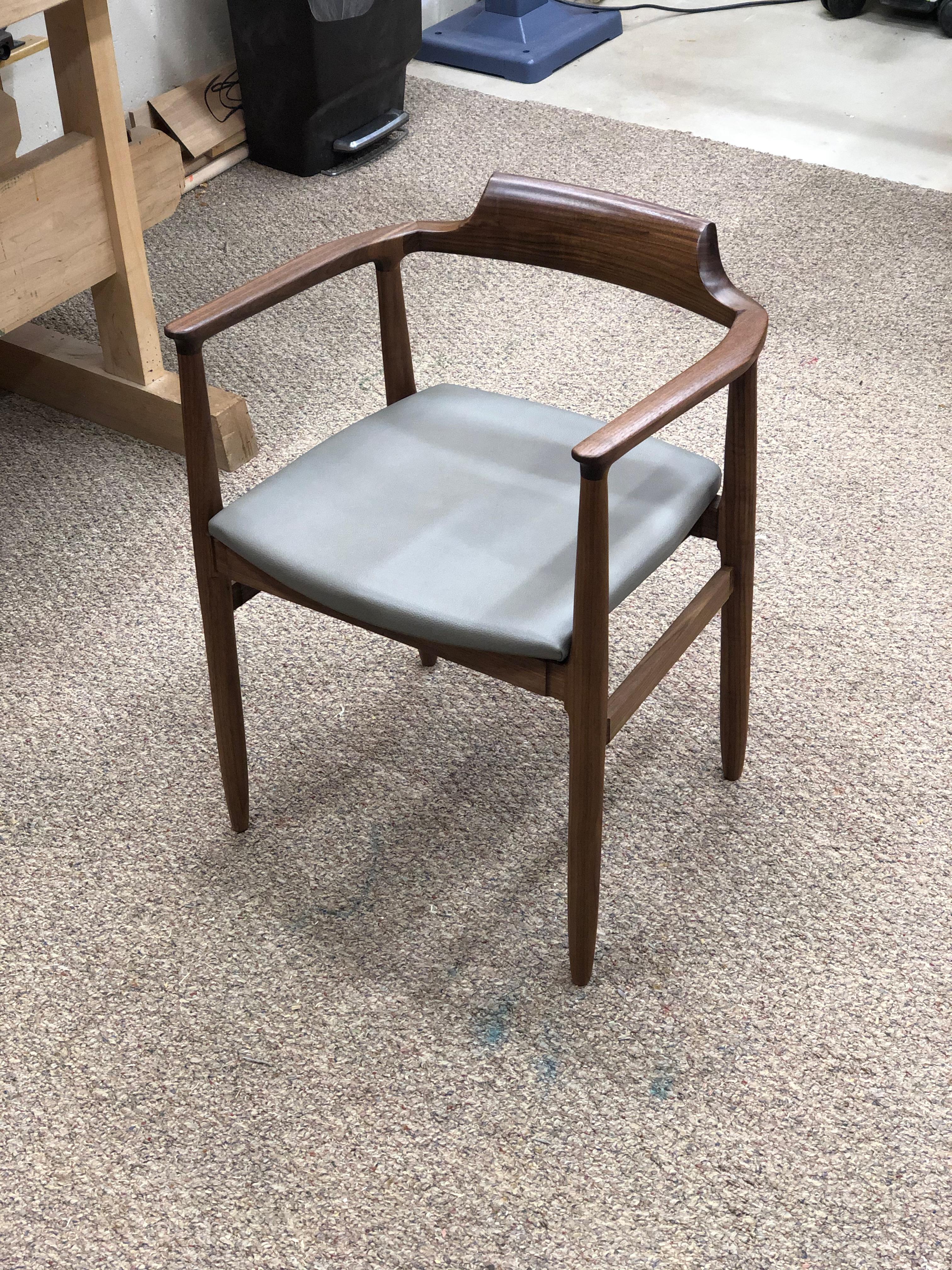 https://a.1stdibscdn.com/henry-the-armchair-in-walnut-with-leather-upholstery-for-sale-picture-3/f_45782/f_196890521593546042324/IMG_6625_master.jpeg