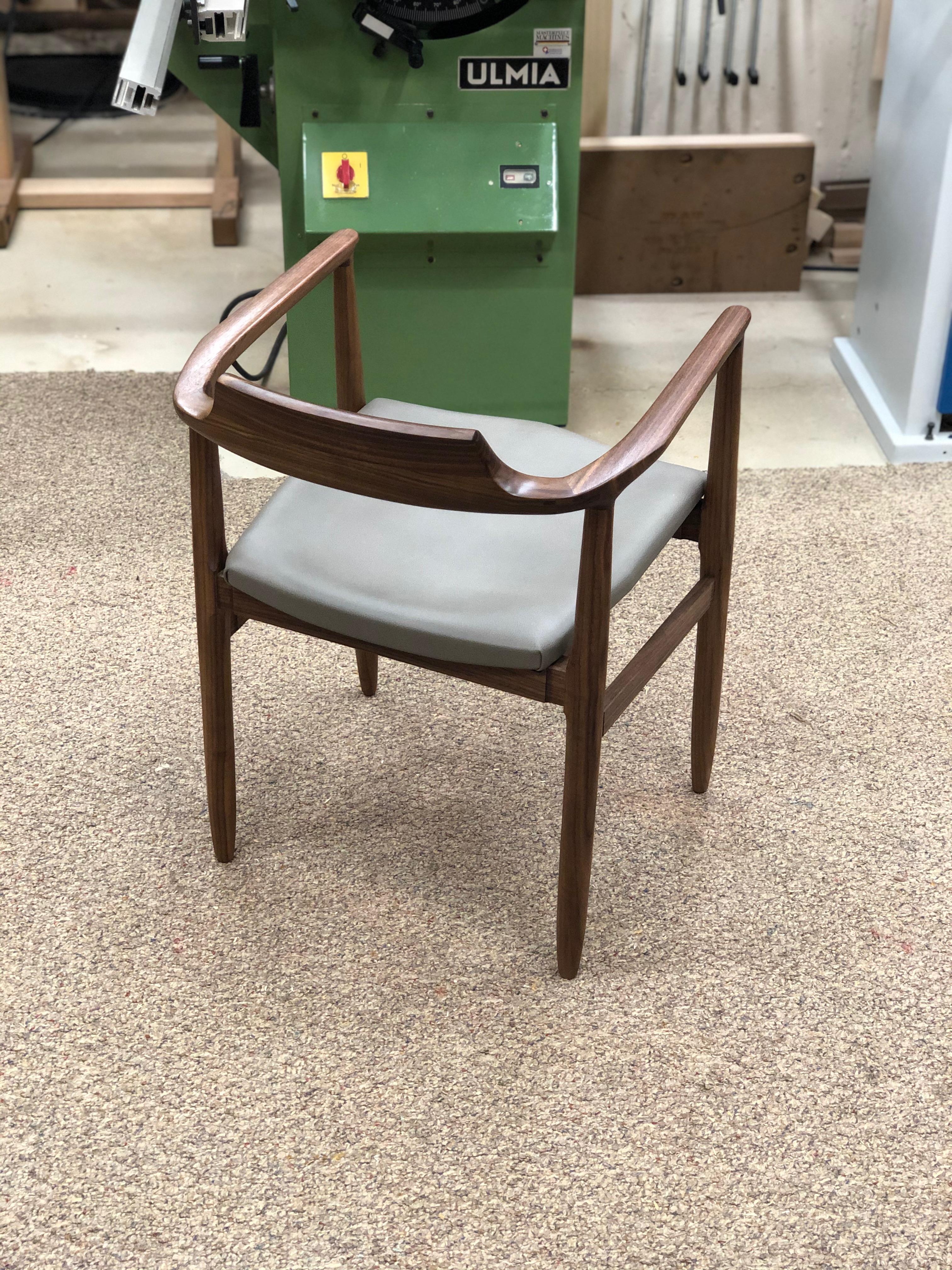 https://a.1stdibscdn.com/henry-the-armchair-in-walnut-with-leather-upholstery-for-sale/f_45782/f_196890521593546012363/IMG_6628_master.jpeg