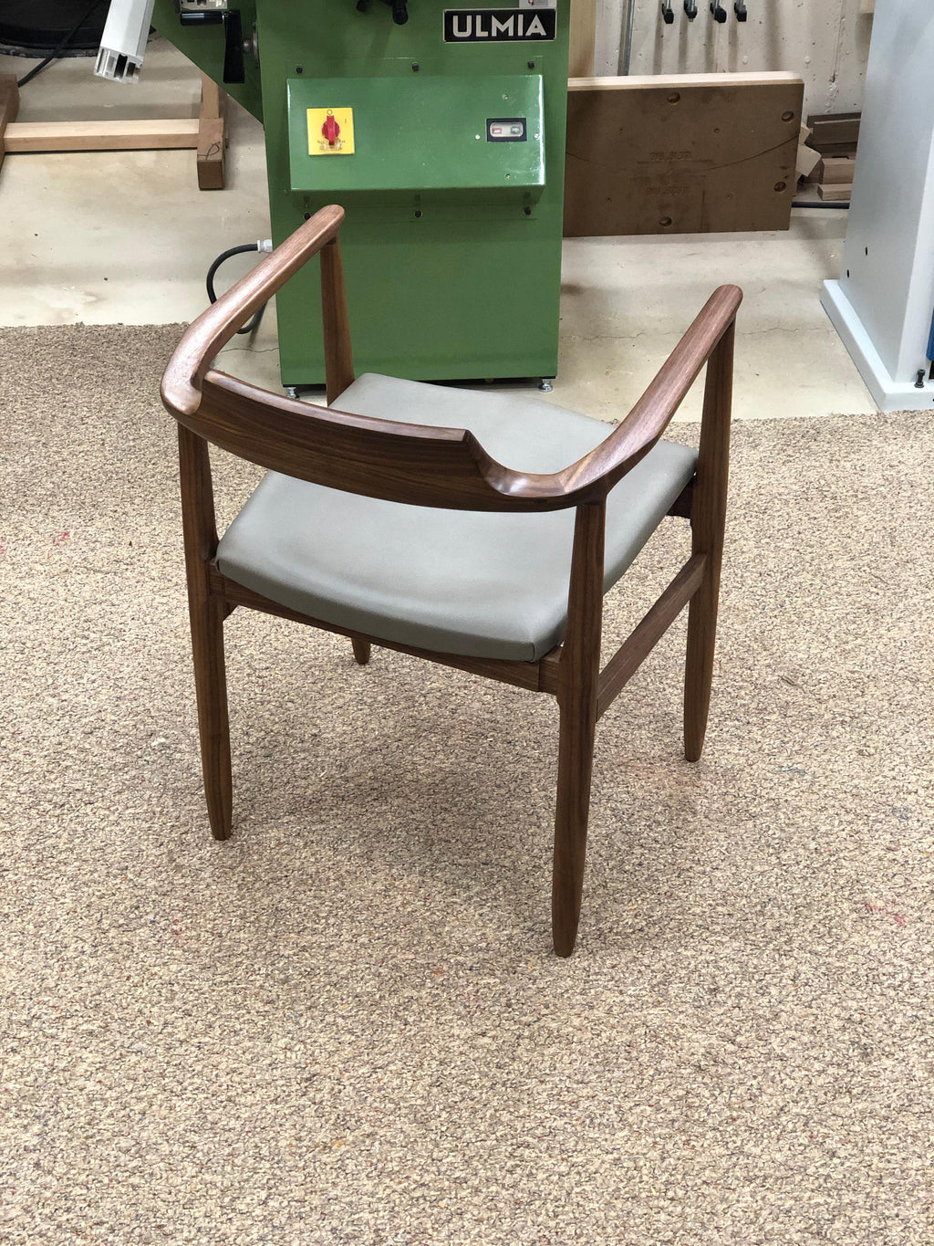 https://a.1stdibscdn.com/henry-the-armchair-in-walnut-with-leather-upholstery-for-sale-picture-4/f_45782/f_196890521593546052853/IMG_6629_master.jpeg