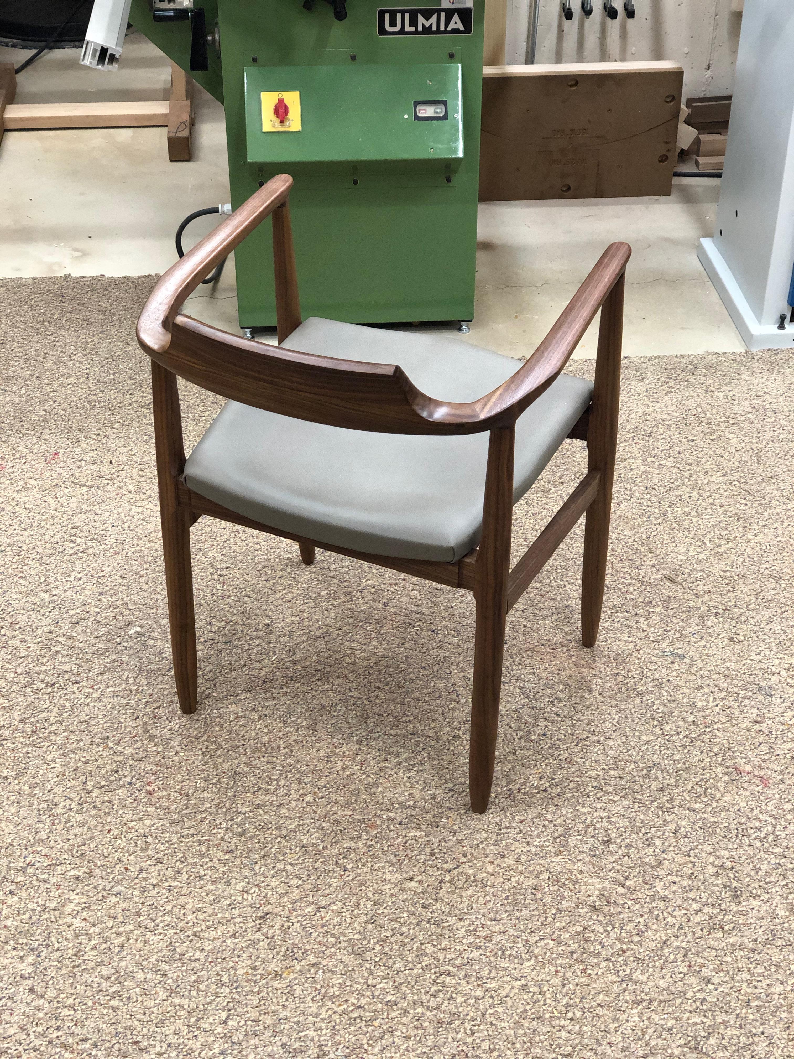 https://a.1stdibscdn.com/henry-the-armchair-in-walnut-with-leather-upholstery-for-sale-picture-4/f_45782/f_196890521593546052853/IMG_6629_master.jpeg