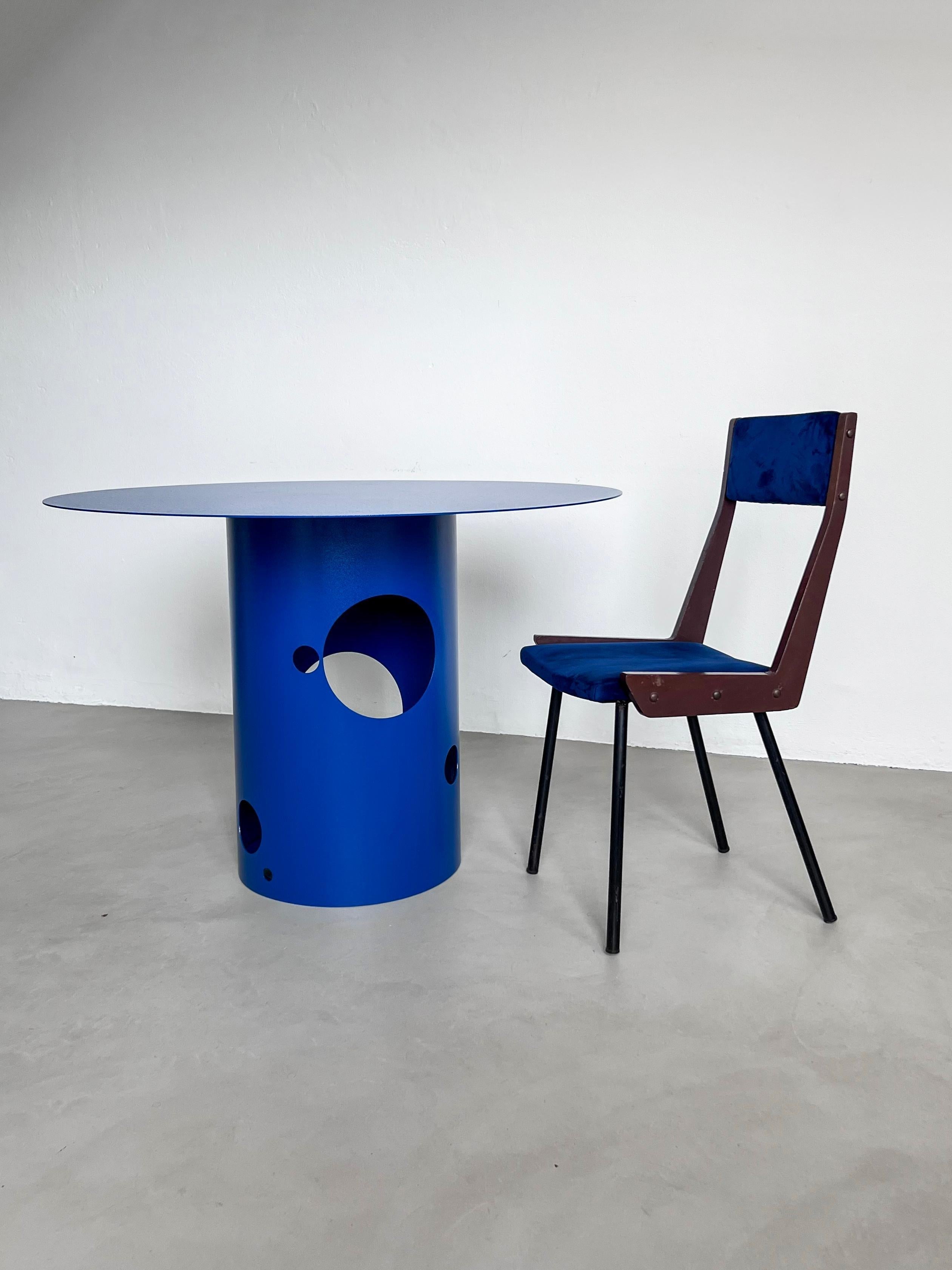 https://a.1stdibscdn.com/21st-century-contemporary-italian-silos-dining-table-by-spinzi-electric-blue-for-sale-picture-4/f_77822/f_434621721738609563954/IMG_6818_master_master.jpg
