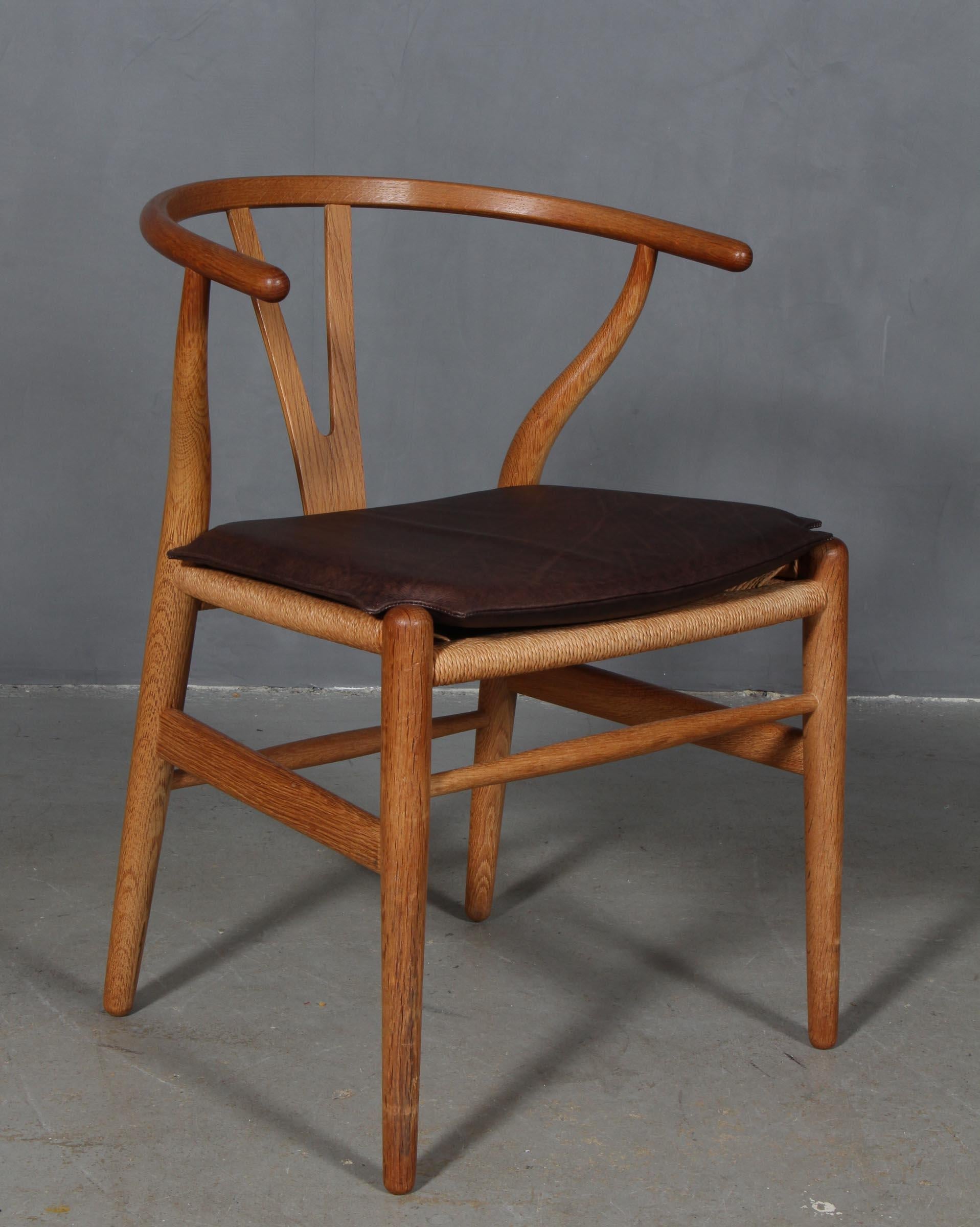 https://a.1stdibscdn.com/hans-j-wegner-cushion-for-wishbone-chair-ch24-for-sale/f_42391/f_267701121641313232139/IMG_6840_master.jpg
