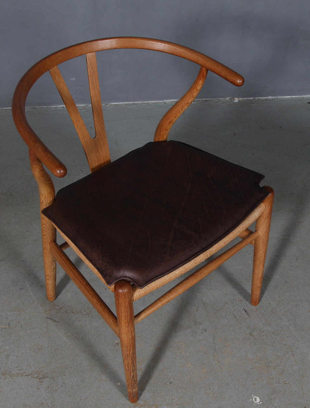https://a.1stdibscdn.com/hans-j-wegner-cushion-for-wishbone-chair-ch24-for-sale-picture-2/f_42391/f_267701121641313244382/IMG_6841_master.jpg