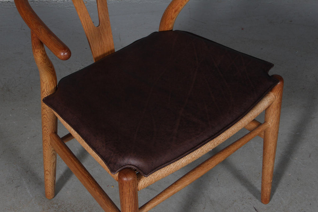 https://a.1stdibscdn.com/hans-j-wegner-cushion-for-wishbone-chair-ch24-for-sale-picture-4/f_42391/f_267701121641313244431/IMG_6843_master.jpg