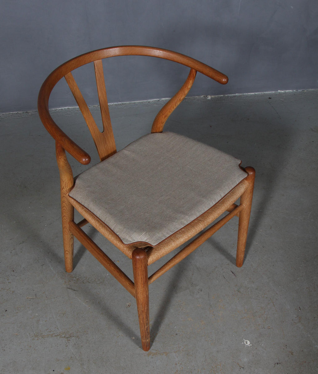 https://a.1stdibscdn.com/hans-j-wegner-cushion-for-wishbone-chair-ch24-for-sale-picture-2/f_42391/f_267701321641313398702/IMG_6846_master.jpg