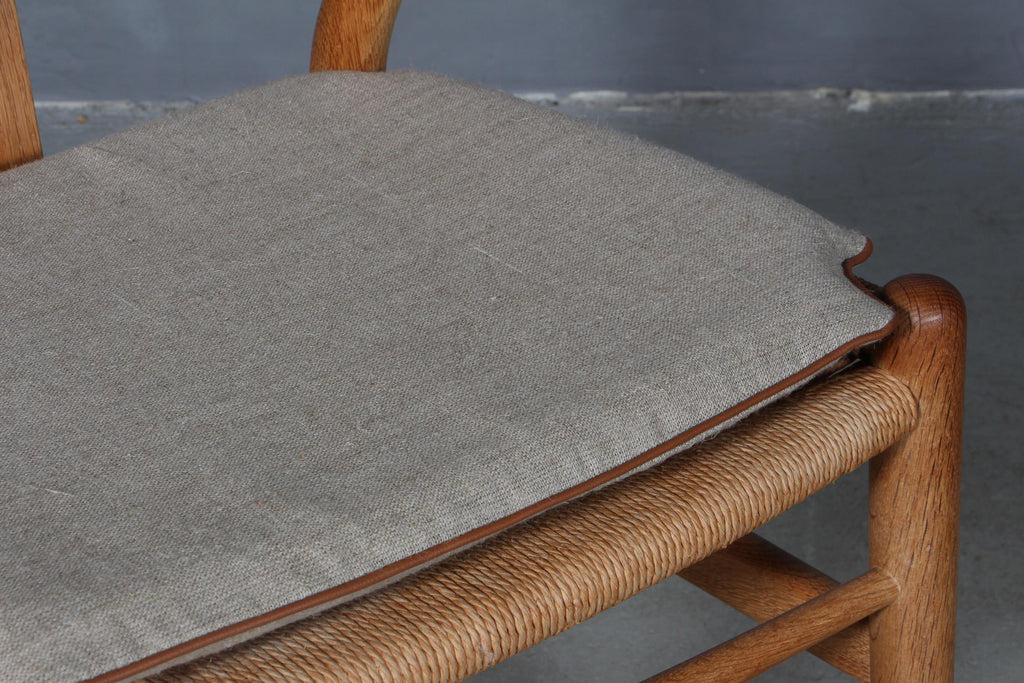 https://a.1stdibscdn.com/hans-j-wegner-cushion-for-wishbone-chair-ch24-for-sale-picture-4/f_42391/f_267701321641313399236/IMG_6848_master.jpg