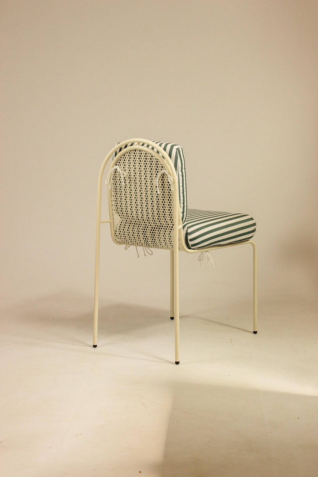 https://a.1stdibscdn.com/contemporary-riviera-chair-in-lacquered-metal-and-green-fabric-for-outdoors-for-sale-picture-2/f_40973/f_464890821756743438019/IMG_6898_master.jpg