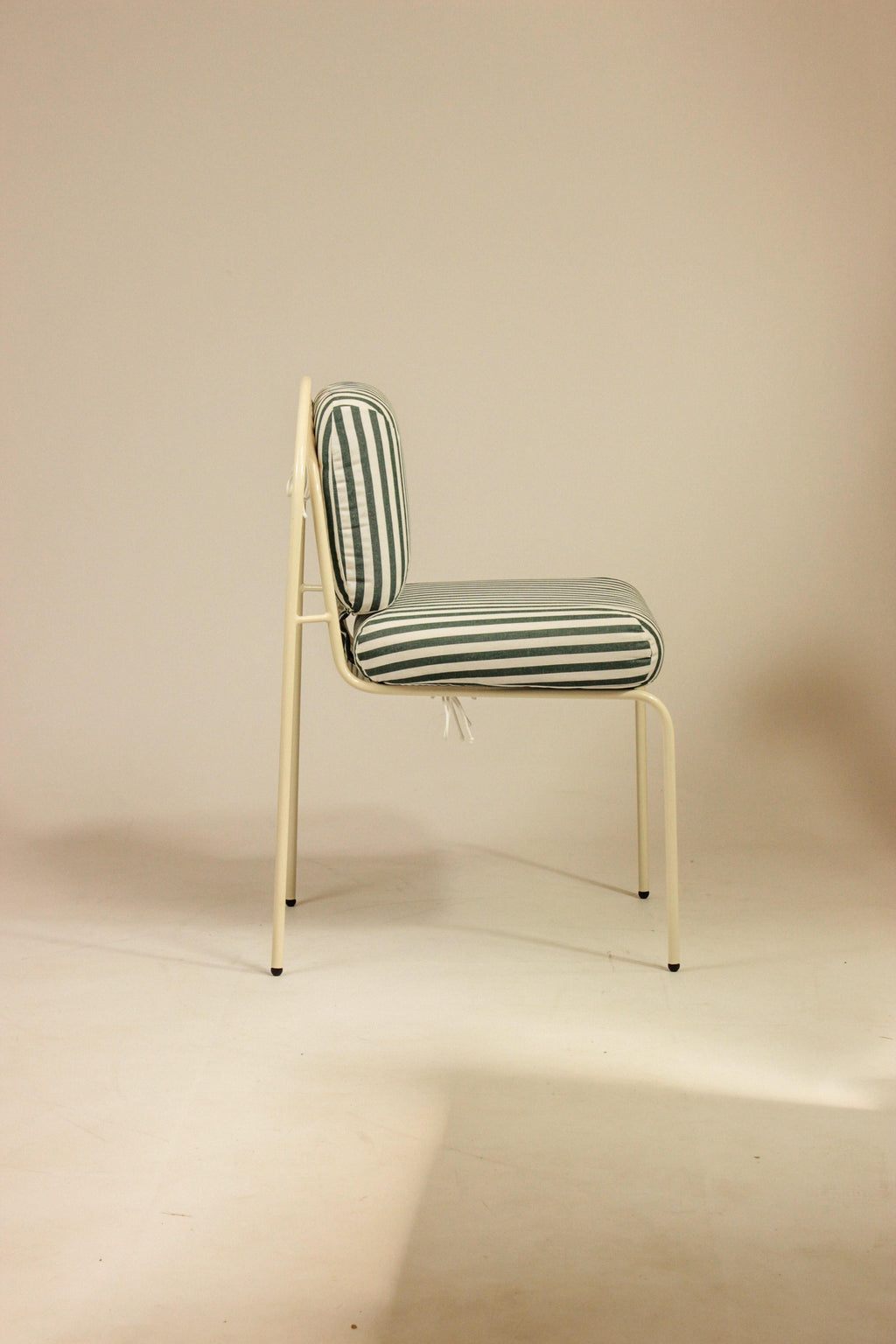 https://a.1stdibscdn.com/contemporary-riviera-chair-in-lacquered-metal-and-green-fabric-for-outdoors-for-sale-picture-3/f_40973/f_464890821756743437995/IMG_6899_master.jpg