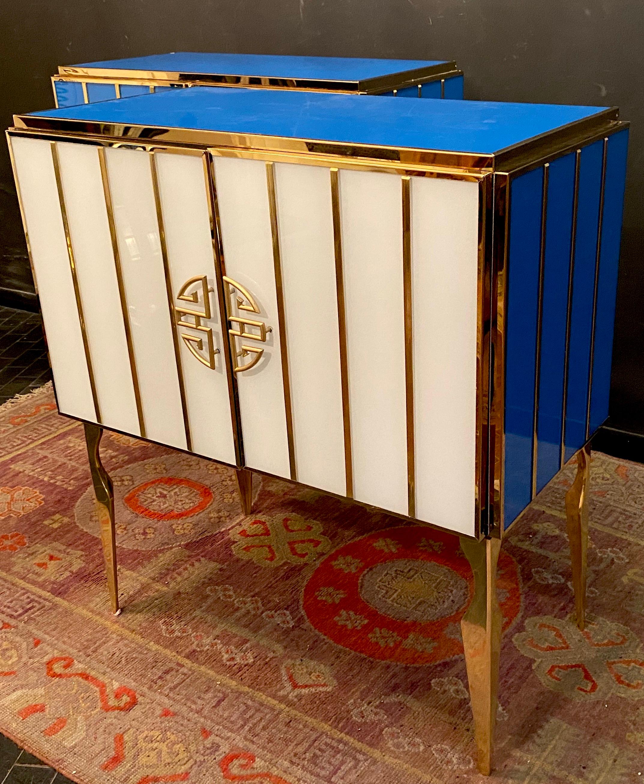 https://a.1stdibscdn.com/midcentury-style-brass-and-colored-murano-glass-bar-cabinet-2020-for-sale-picture-11/f_9859/f_235000421619196347478/IMG_7048_master.JPG