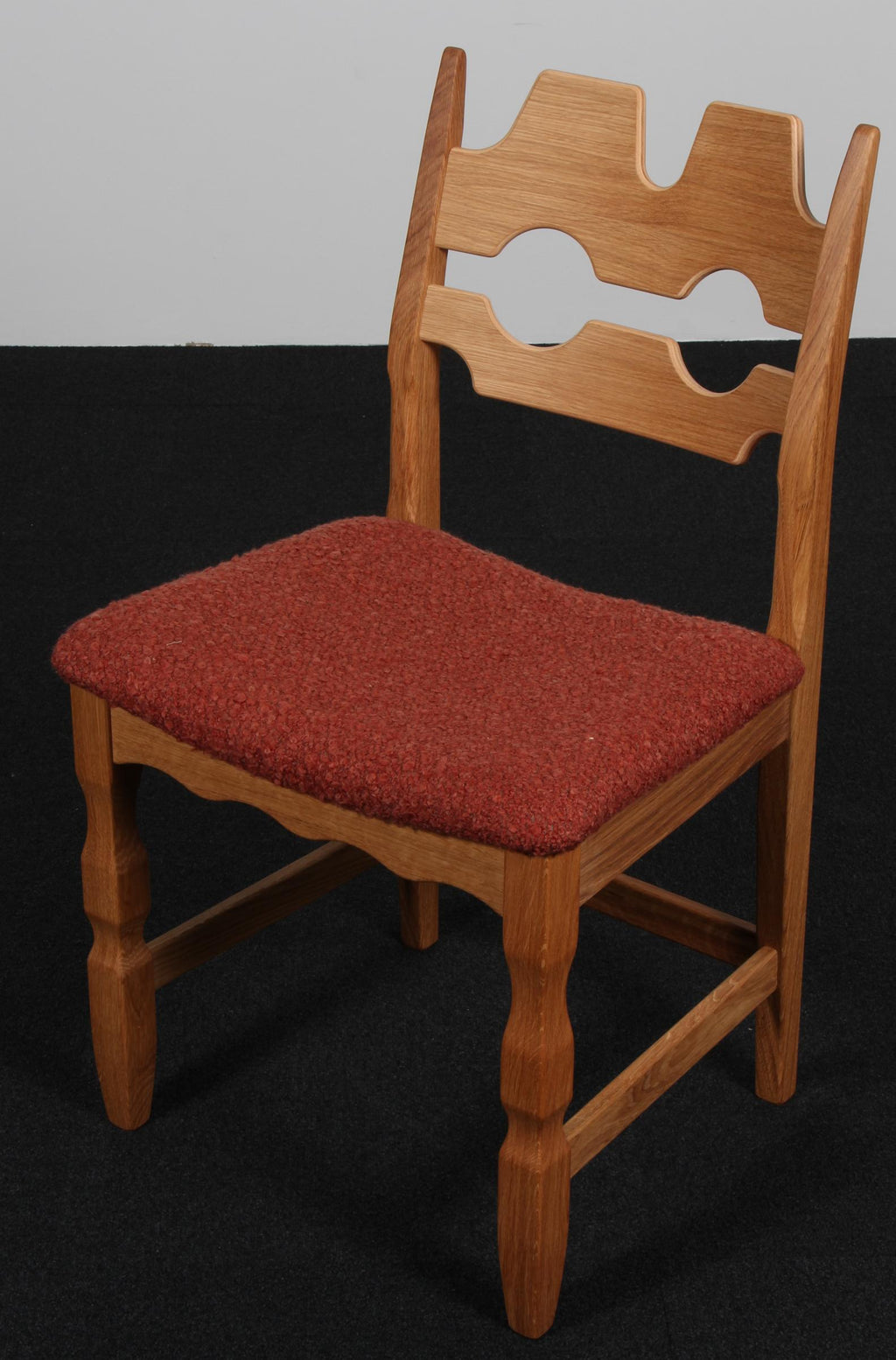 https://a.1stdibscdn.com/dining-chairs-by-henning-kjaernulf-model-razorblade-denmark-oak-for-sale-picture-2/f_42391/f_478035921764678843228/IMG_7253_master.jpg