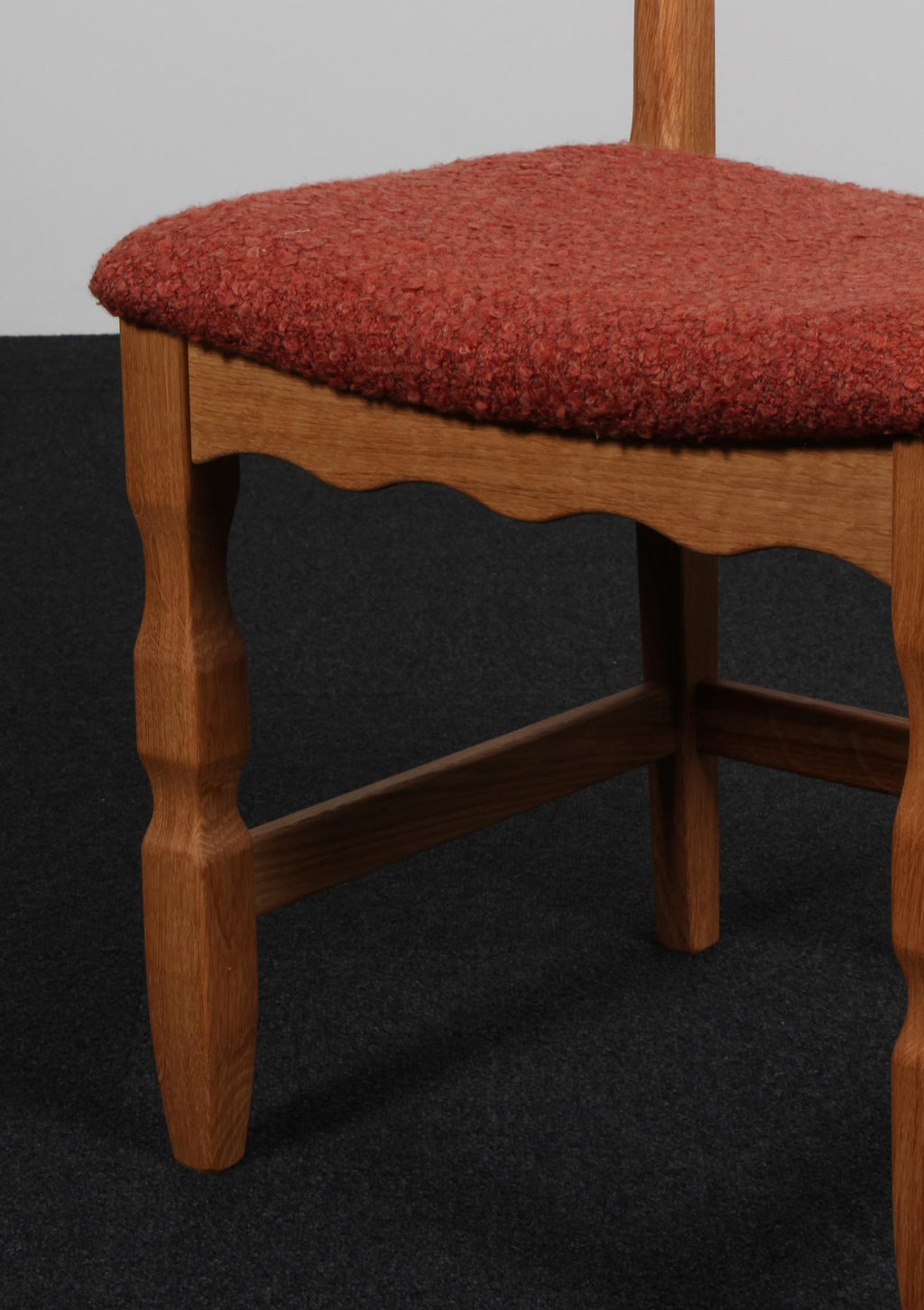 https://a.1stdibscdn.com/dining-chairs-by-henning-kjaernulf-model-razorblade-denmark-oak-for-sale-picture-5/f_42391/f_478035921764678842919/IMG_7256_master.jpg