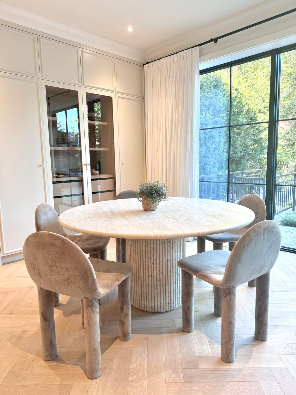 https://a.1stdibscdn.com/large-travertine-round-dining-table-with-fluted-groove-base-for-sale-picture-2/f_80522/f_432625221737465358683/IMG_7265_1__master.jpeg