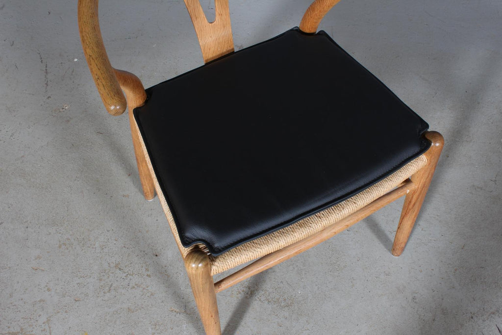 https://a.1stdibscdn.com/hans-j-wegner-cushion-for-wishbone-chair-ch24-for-sale-picture-2/f_42391/1579512994071/IMG_7402_master.jpg