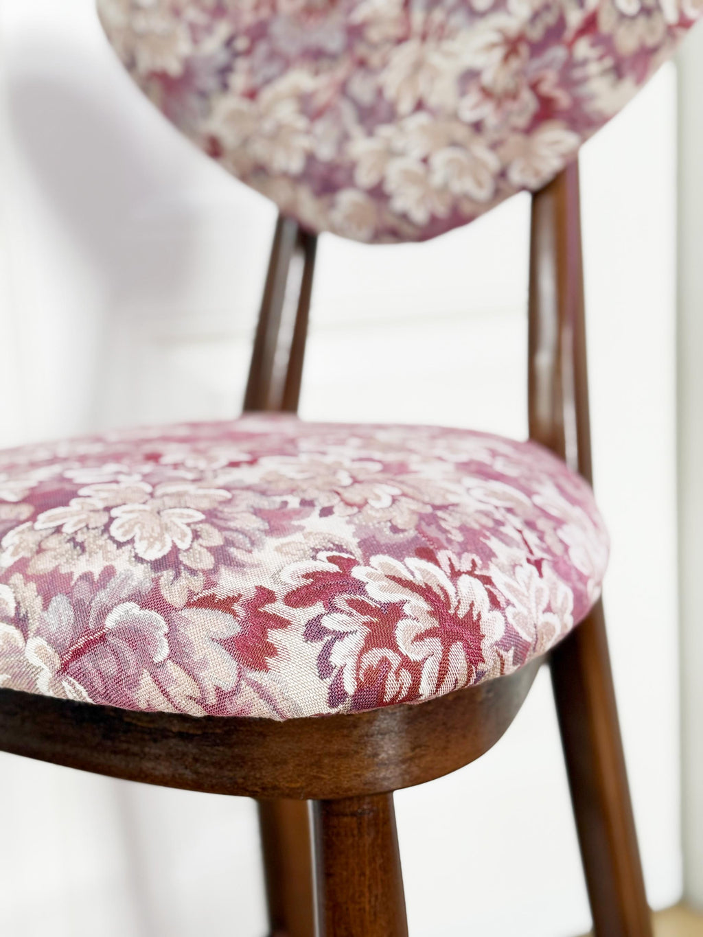https://a.1stdibscdn.com/set-of-four-heart-bar-stools-chairs-pink-flowers-jacquard-by-vintola-studio-for-sale-picture-2/f_34023/f_475852621763474361854/IMG_7792_2_master.jpg