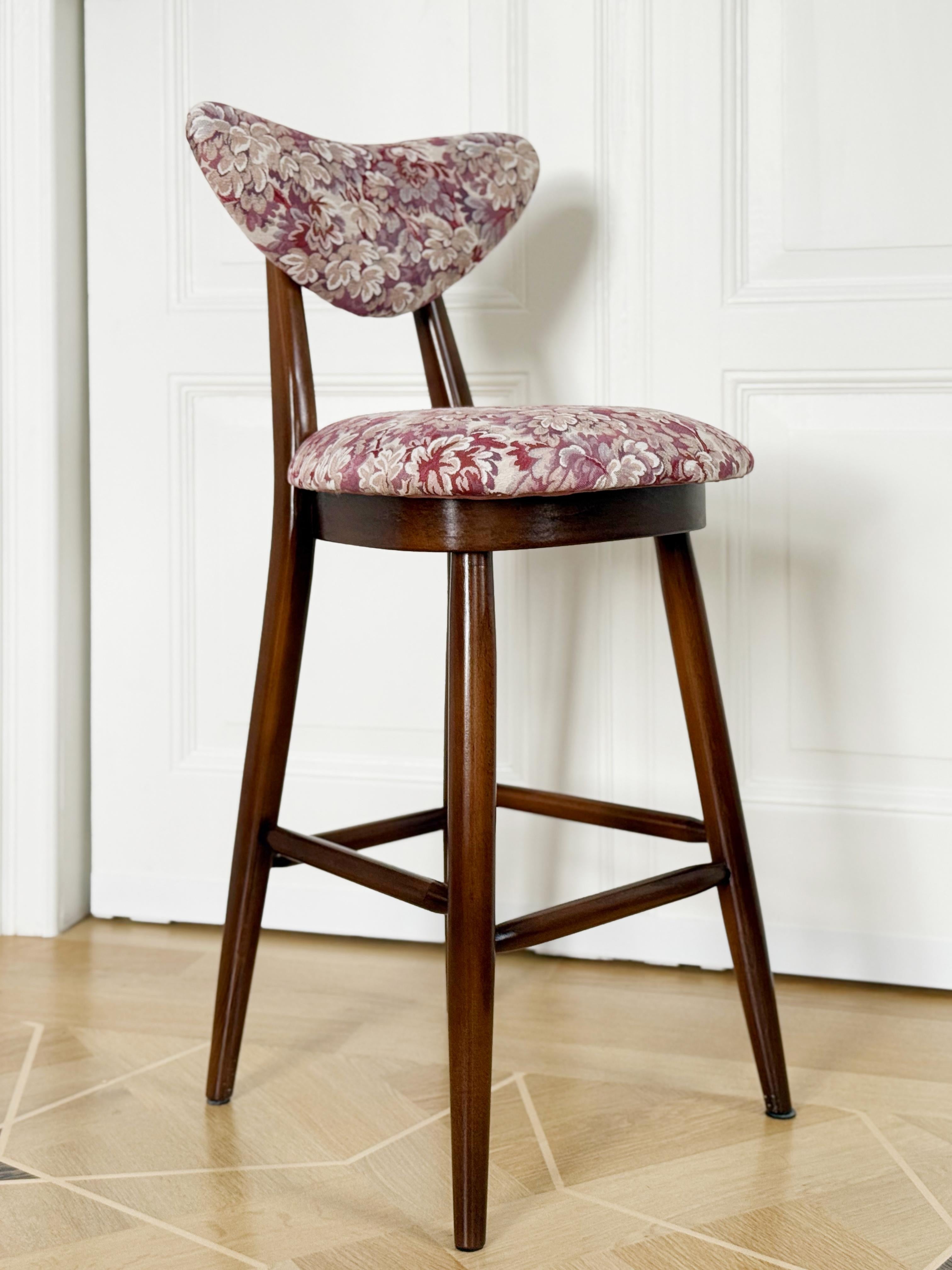 https://a.1stdibscdn.com/set-of-four-heart-bar-stools-chairs-pink-flowers-jacquard-by-vintola-studio-for-sale-picture-3/f_34023/f_475852621763474382502/IMG_7793_2_master.jpg