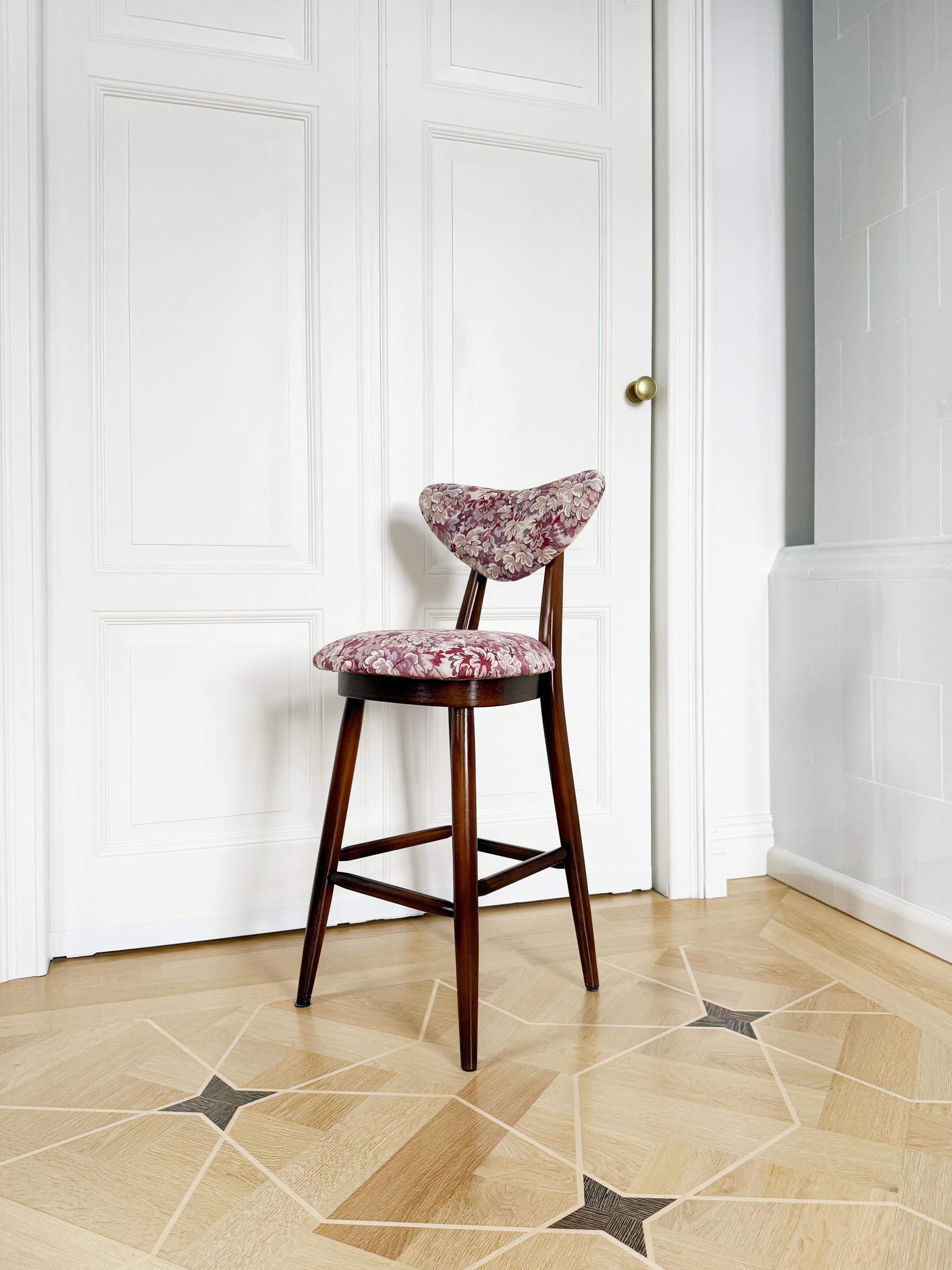 https://a.1stdibscdn.com/set-of-four-heart-bar-stools-chairs-pink-flowers-jacquard-by-vintola-studio-for-sale-picture-4/f_34023/f_475852621763474423863/IMG_7794_master.jpg