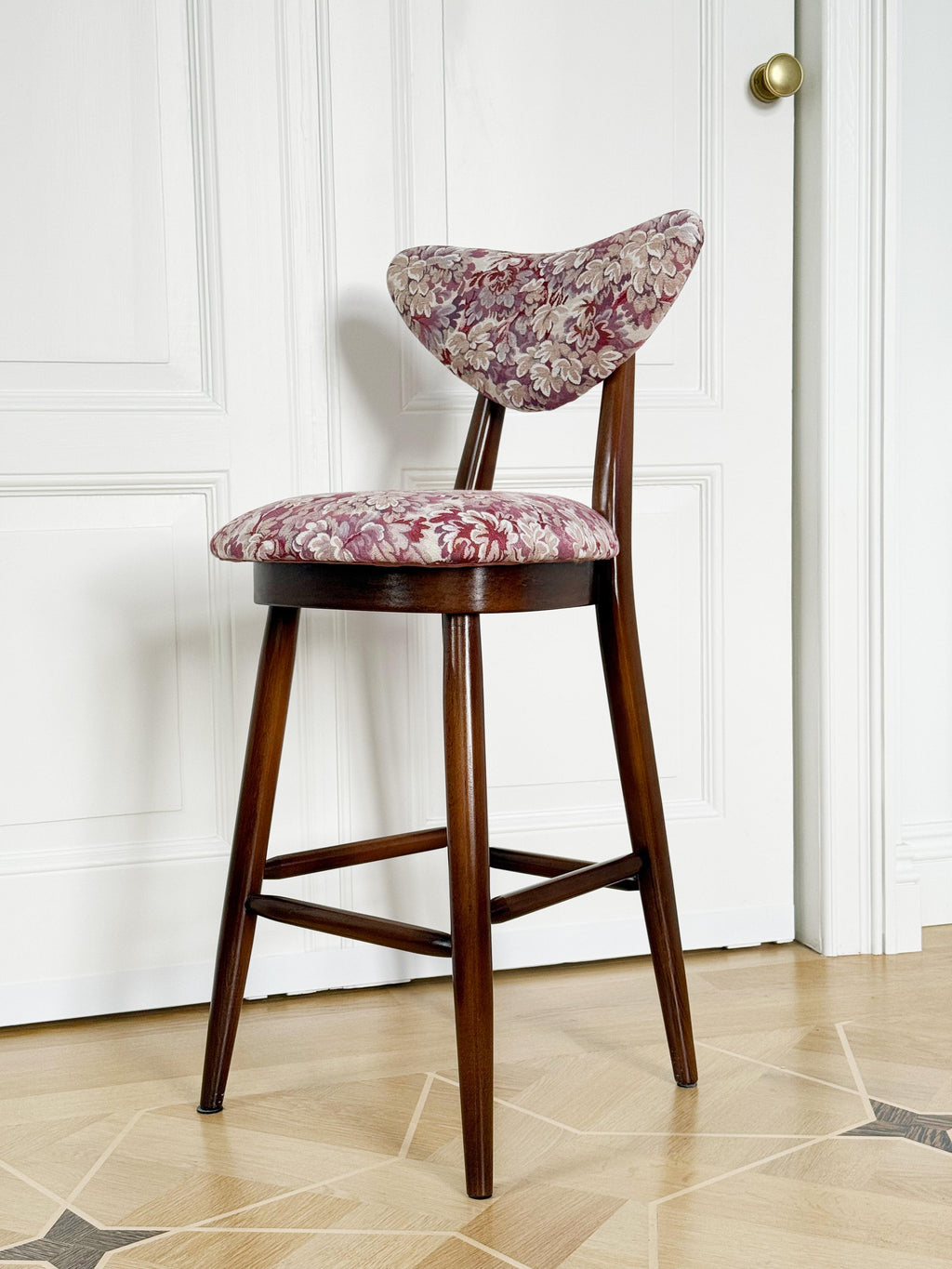 https://a.1stdibscdn.com/set-of-four-heart-bar-stools-chairs-pink-flowers-jacquard-by-vintola-studio-for-sale-picture-5/f_34023/f_475852621763474427130/IMG_7795_master.jpg
