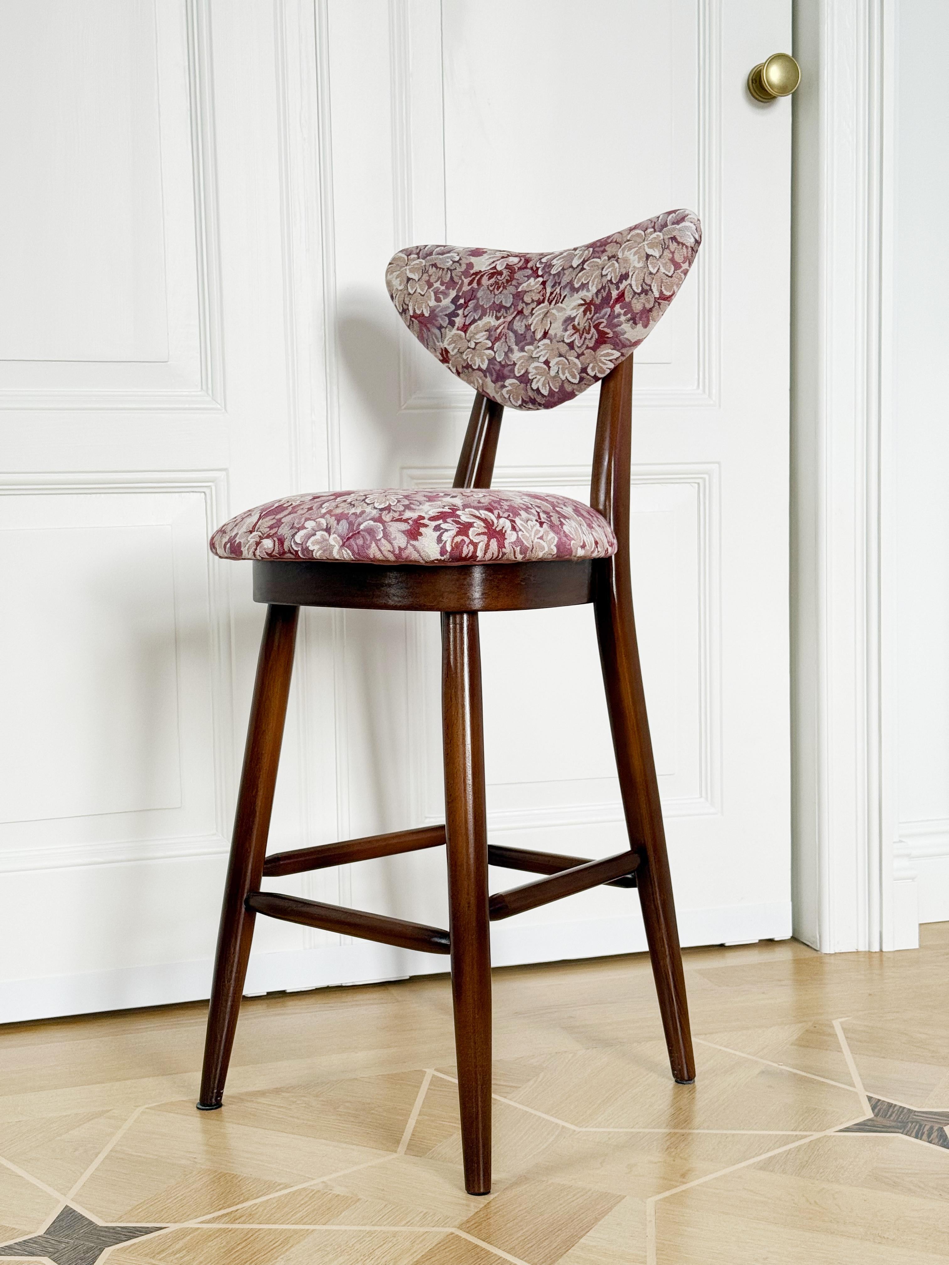 https://a.1stdibscdn.com/set-of-four-heart-bar-stools-chairs-pink-flowers-jacquard-by-vintola-studio-for-sale-picture-5/f_34023/f_475852621763474427130/IMG_7795_master.jpg