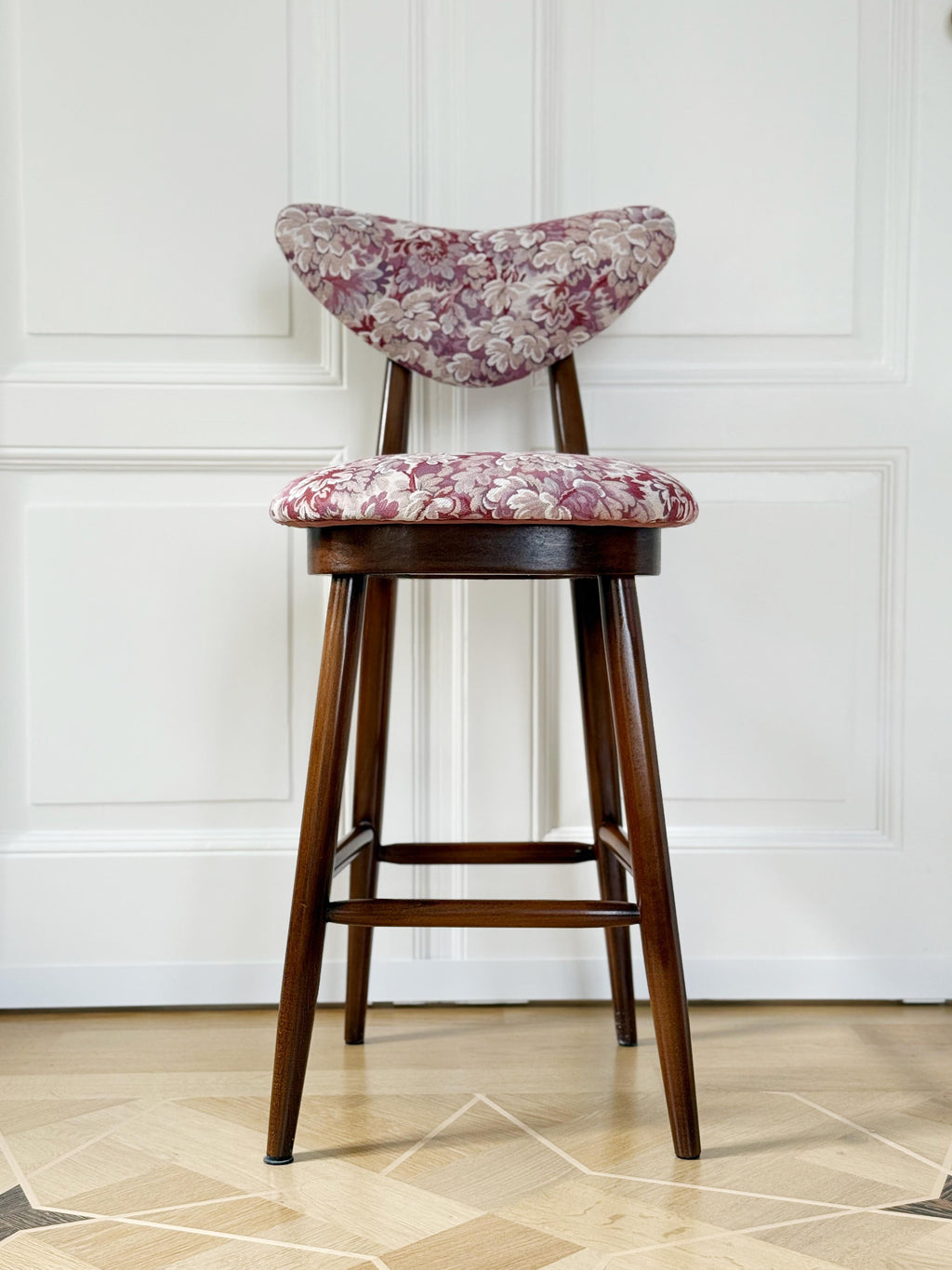 https://a.1stdibscdn.com/set-of-four-heart-bar-stools-chairs-pink-flowers-jacquard-by-vintola-studio-for-sale-picture-6/f_34023/f_475852621763474406441/IMG_7799_master.jpg