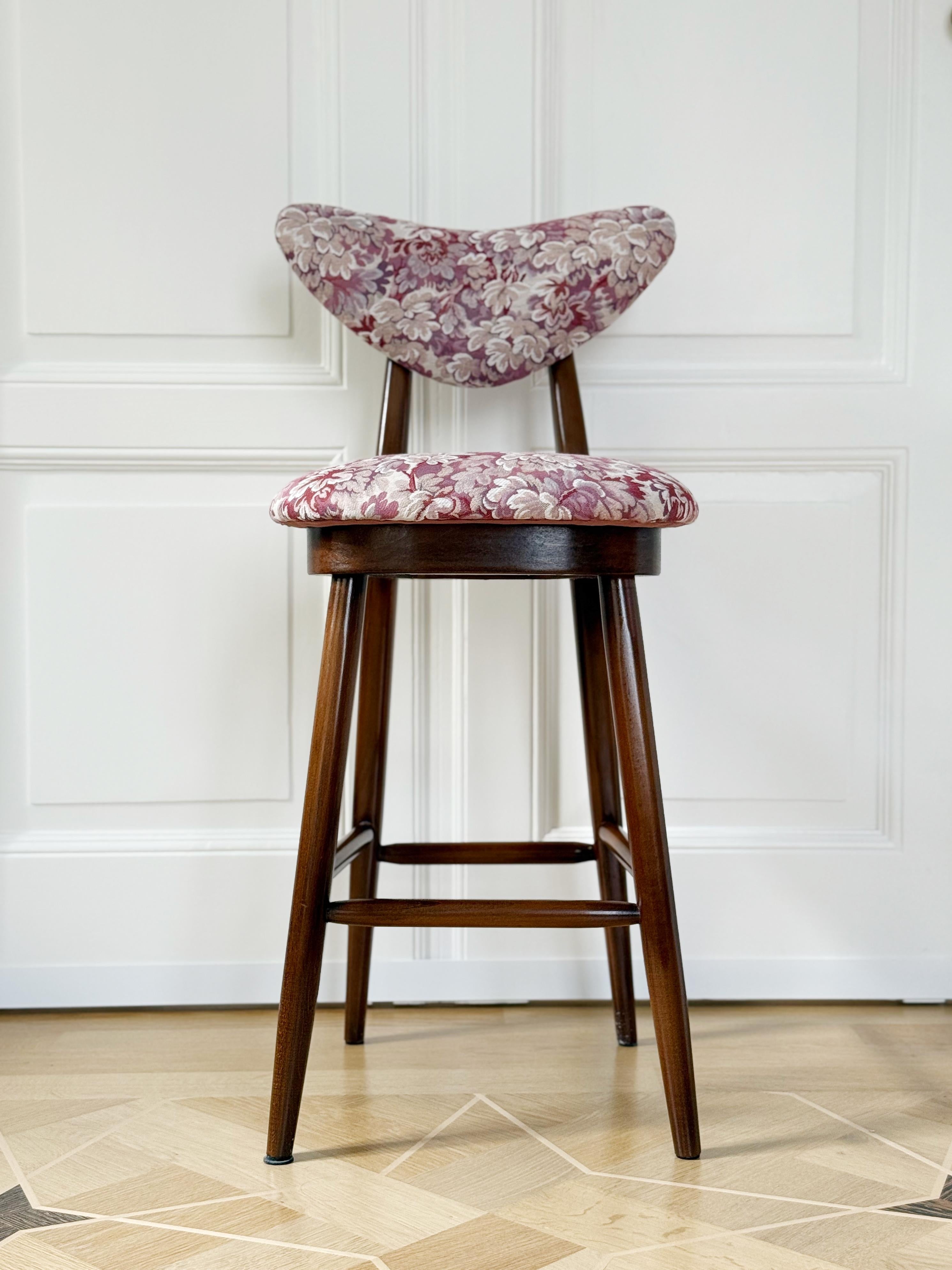 https://a.1stdibscdn.com/set-of-four-heart-bar-stools-chairs-pink-flowers-jacquard-by-vintola-studio-for-sale-picture-6/f_34023/f_475852621763474406441/IMG_7799_master.jpg