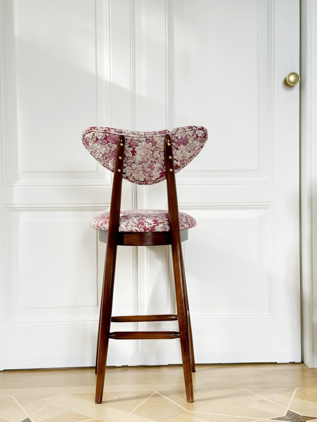 https://a.1stdibscdn.com/set-of-four-heart-bar-stools-chairs-pink-flowers-jacquard-by-vintola-studio-for-sale-picture-10/f_34023/f_475852621763474517582/IMG_7810_master.jpg