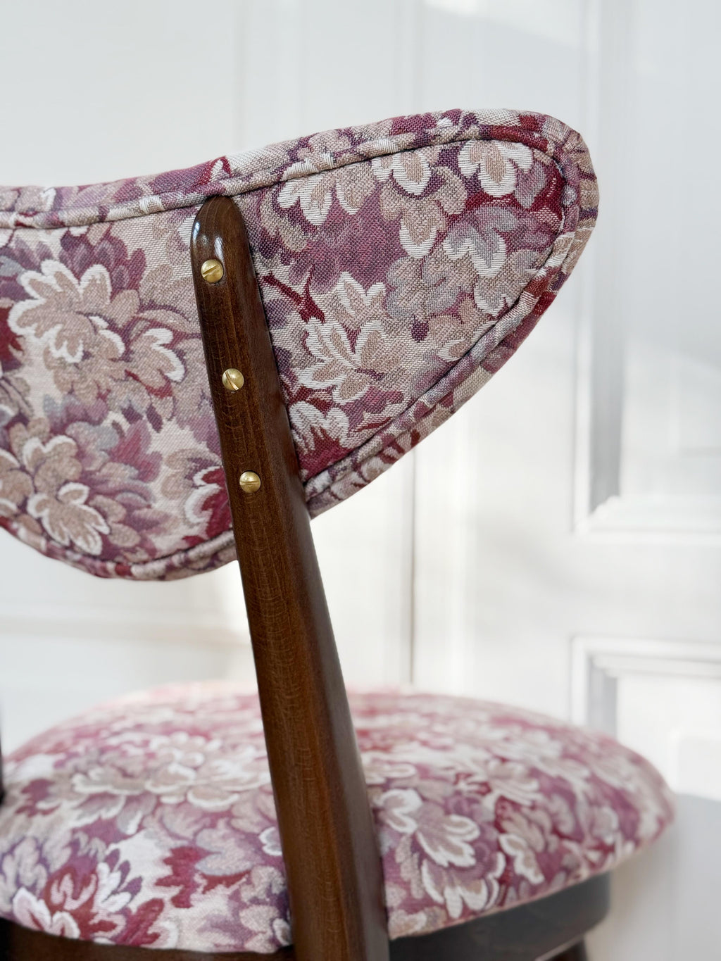 https://a.1stdibscdn.com/set-of-four-heart-bar-stools-chairs-pink-flowers-jacquard-by-vintola-studio-for-sale-picture-11/f_34023/f_475852621763474587640/IMG_7823_master.jpg