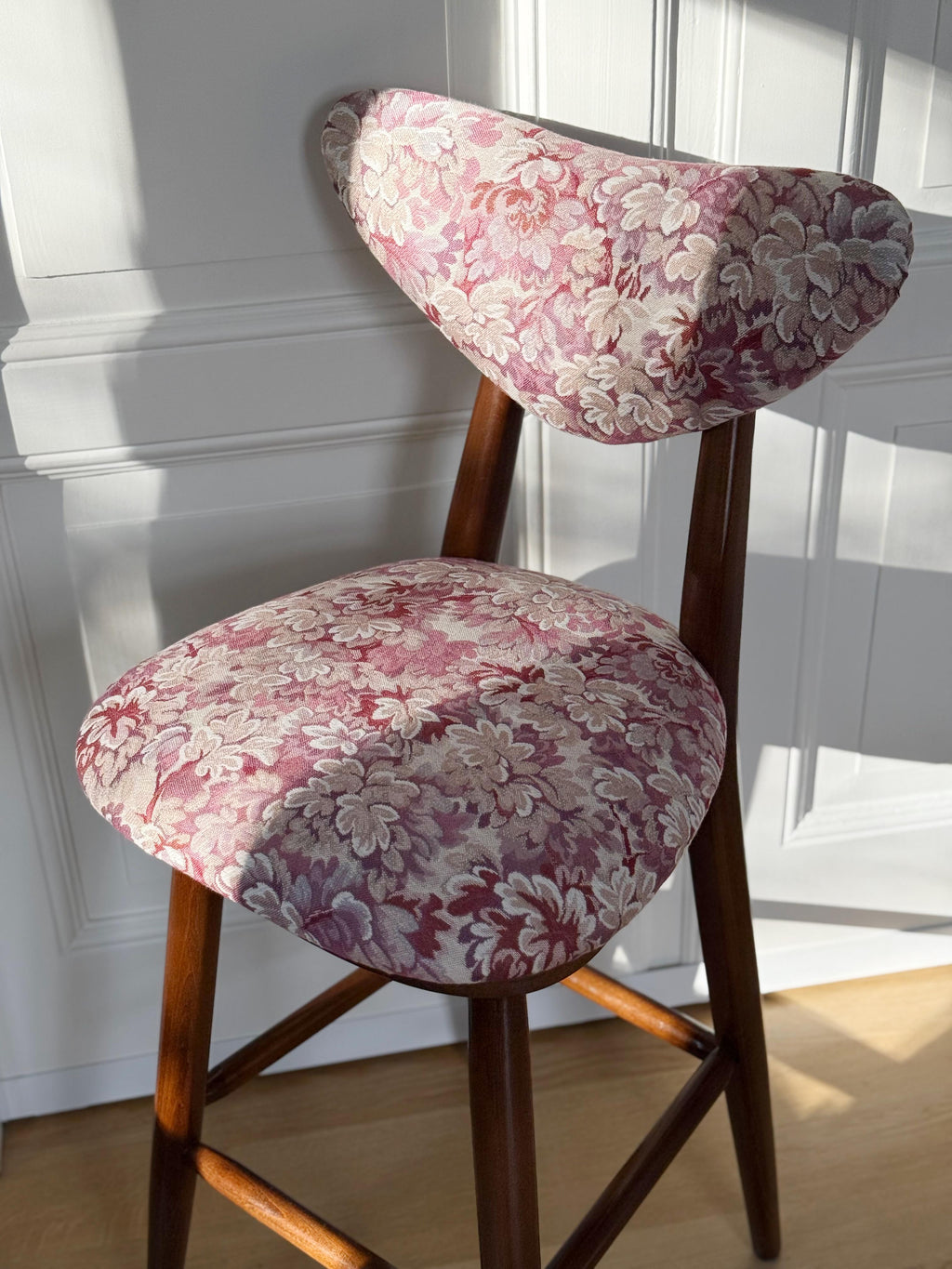 https://a.1stdibscdn.com/set-of-four-heart-bar-stools-chairs-pink-flowers-jacquard-by-vintola-studio-for-sale-picture-13/f_34023/f_475852621763474596715/IMG_7830_master.jpg