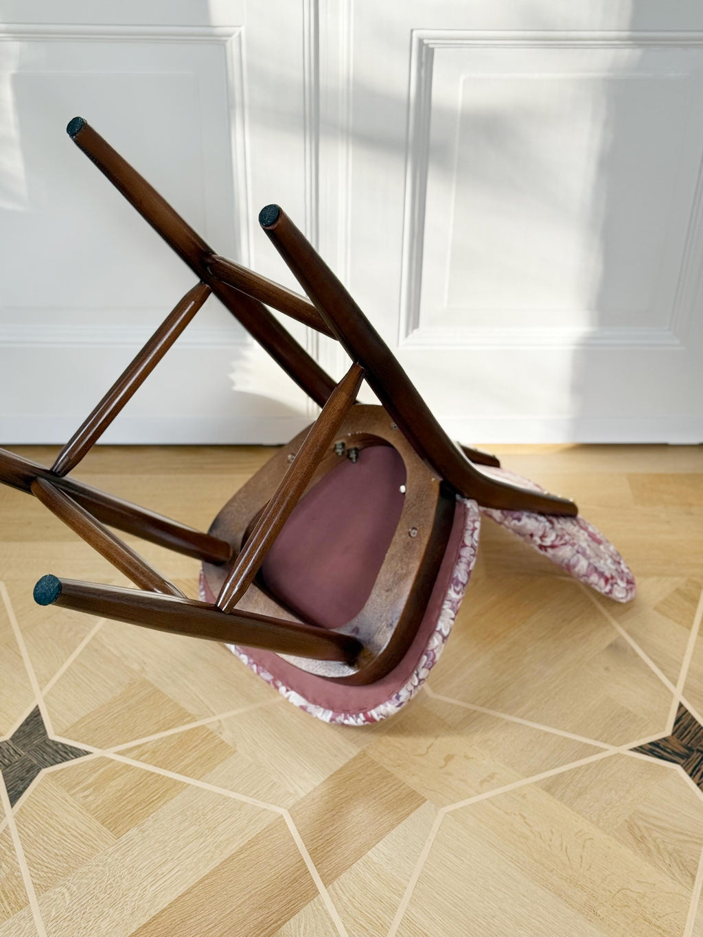 https://a.1stdibscdn.com/set-of-four-heart-bar-stools-chairs-pink-flowers-jacquard-by-vintola-studio-for-sale-picture-12/f_34023/f_475852621763474496364/IMG_7832_master.jpg