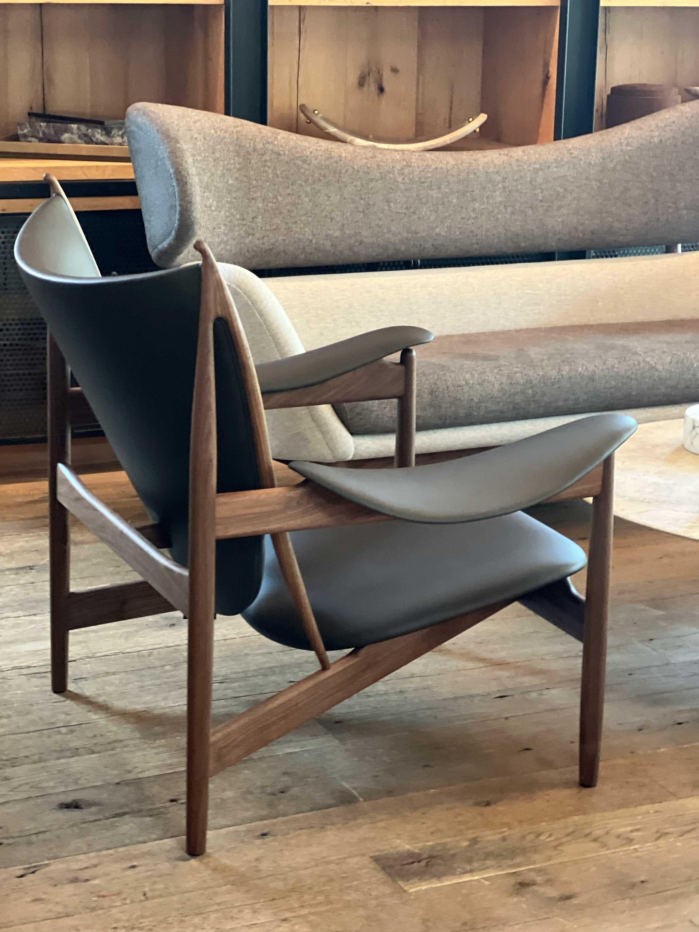 https://a.1stdibscdn.com/pair-of-chieftain-chairs-by-house-of-finn-juhl-for-sale-picture-2/f_9409/f_448543921746197777053/IMG_7952_master.jpg