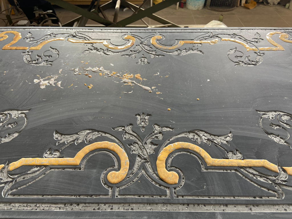 https://a.1stdibscdn.com/tavolino-salotto-marmo-nero-intarsiato-basi-legno-laccato-fatto-a-mano-italia-for-sale-picture-10/f_39183/f_422596021731323370885/IMG_8008_master.jpeg
