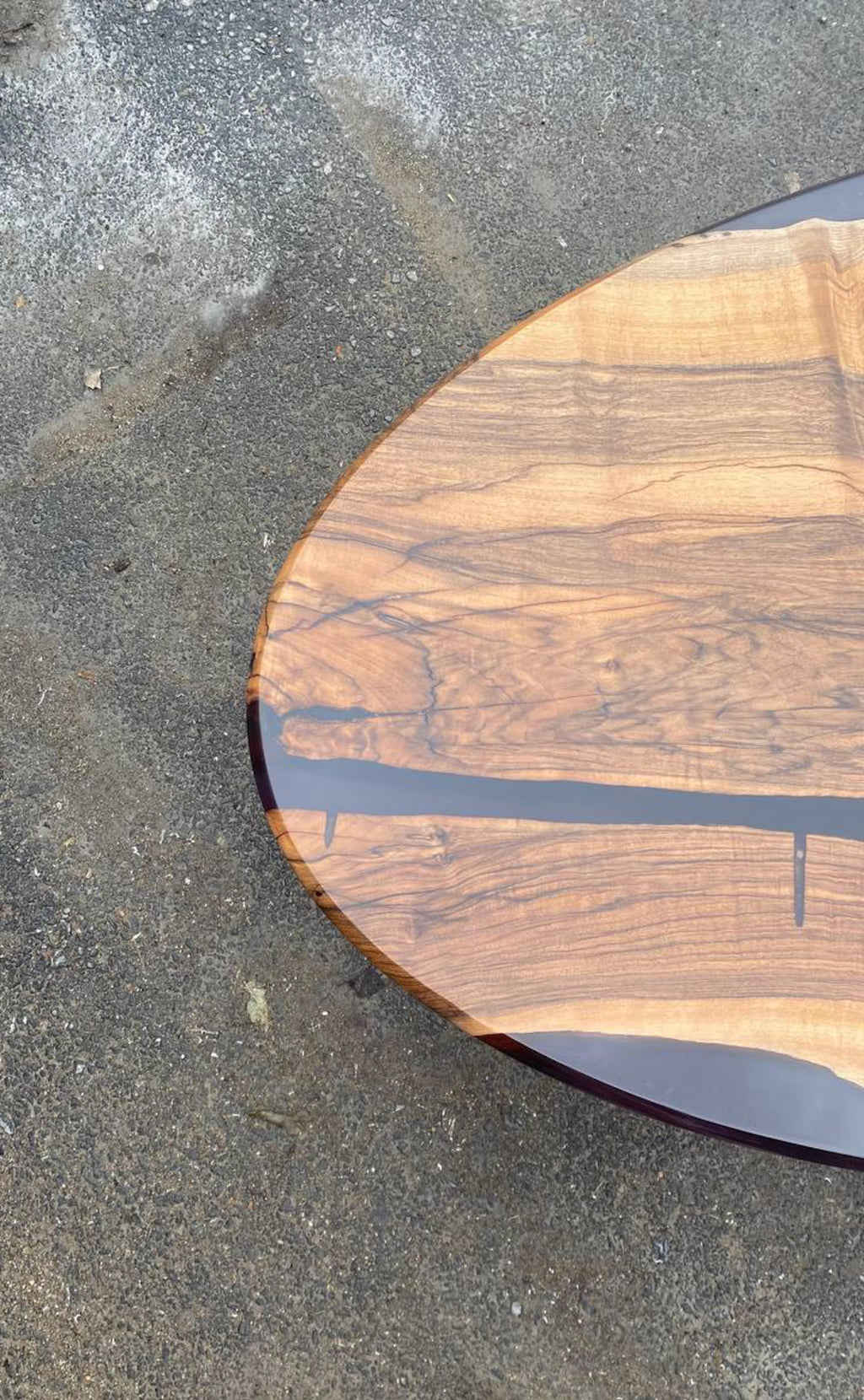 https://a.1stdibscdn.com/oval-dining-table-black-walnut-black-resin-wood-table-for-sale-picture-5/f_91932/f_407822221721923538054/IMG_8174_master.JPG