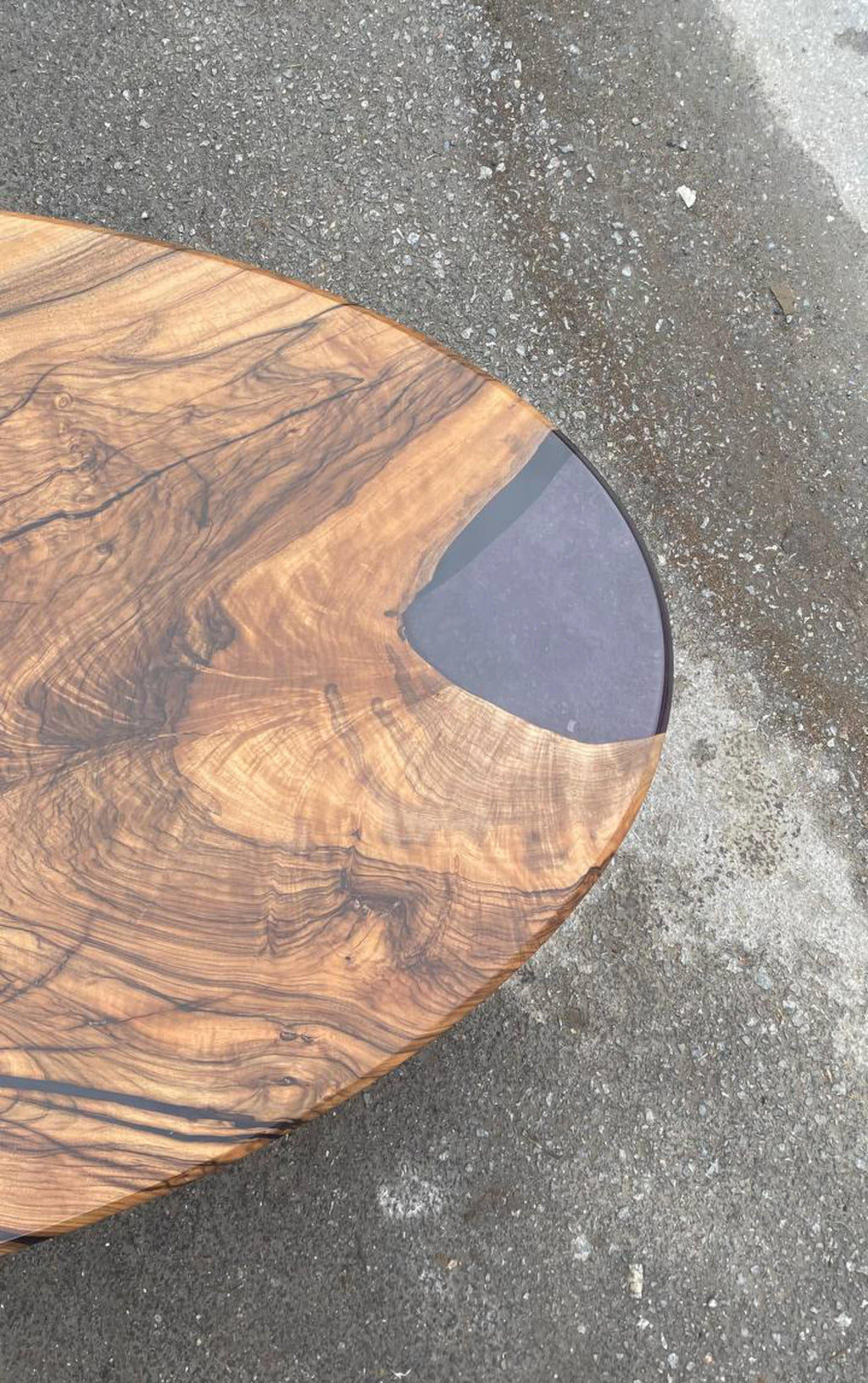 https://a.1stdibscdn.com/oval-dining-table-black-walnut-black-resin-wood-table-for-sale-picture-4/f_91932/f_407822221721923497356/IMG_8175_master.JPG