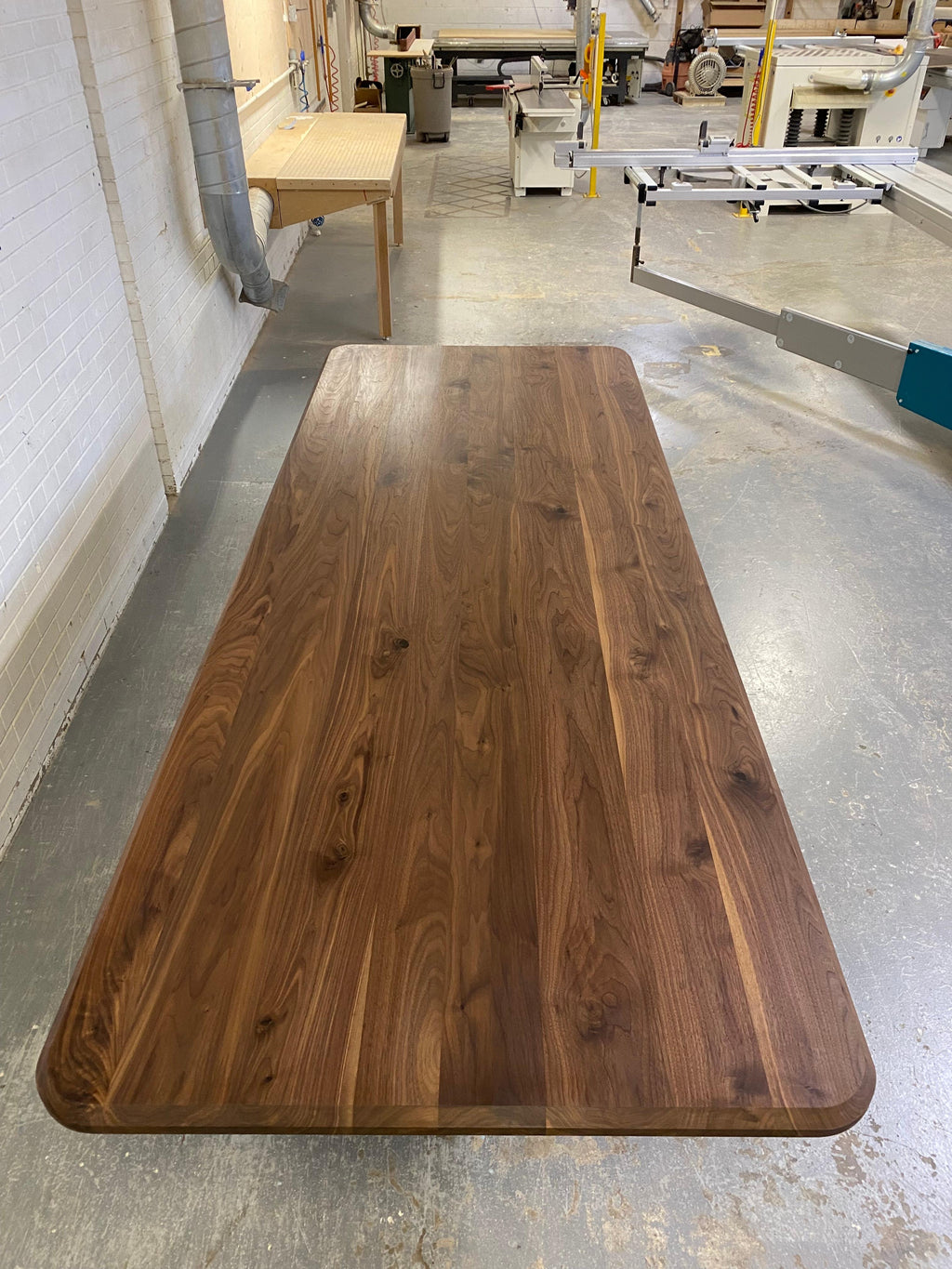 https://a.1stdibscdn.com/handcrafted-oiled-walnut-geomorph-dining-table-96l-mary-ratcliffe-studio-for-sale-picture-6/f_77712/f_382146221706820915633/IMG_8183_master.jpeg