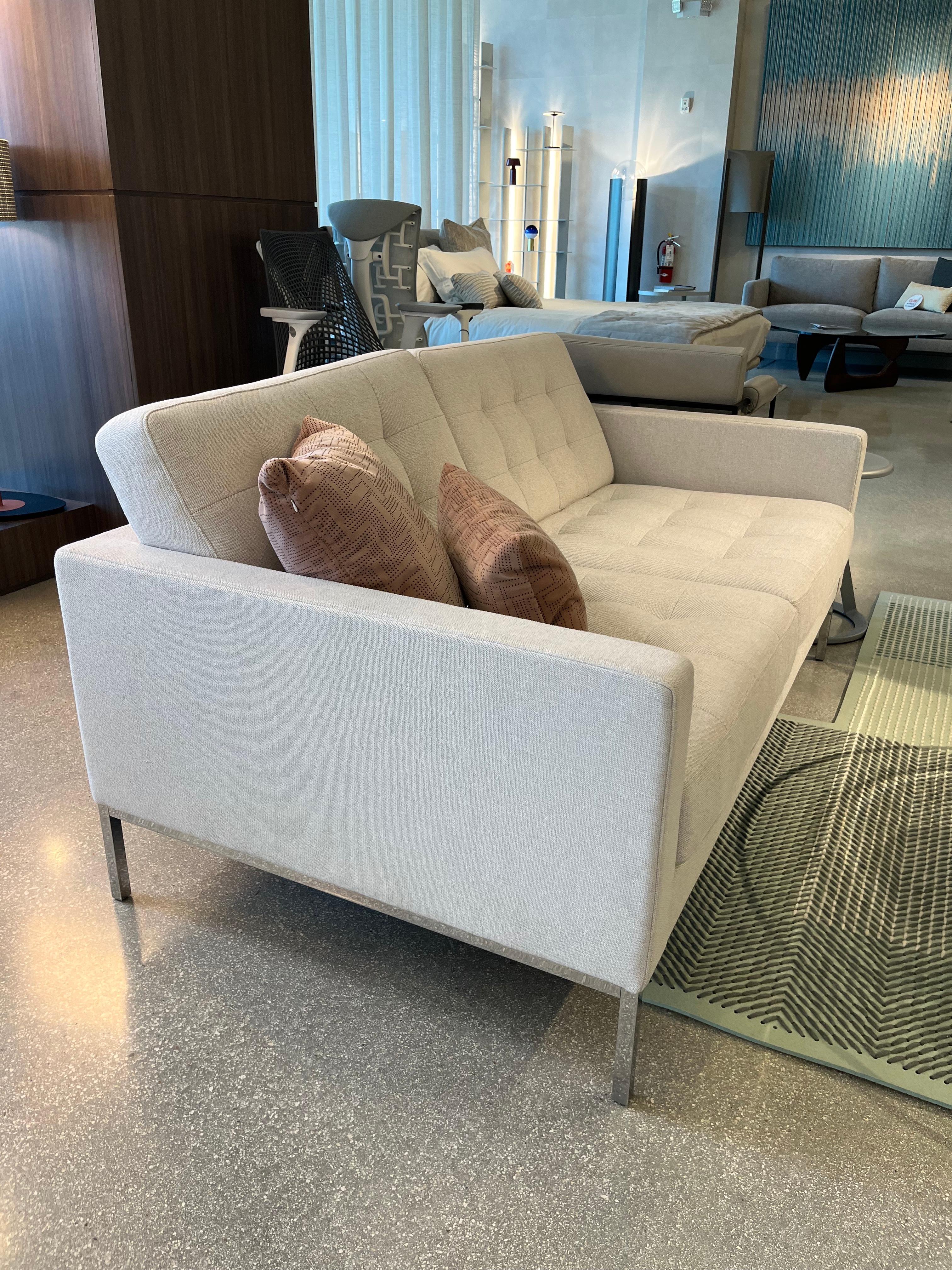 https://a.1stdibscdn.com/knoll-florence-relaxed-two-seater-sofa-for-sale-picture-4/f_105092/f_459063421753117889026/IMG_8252_master.jpg