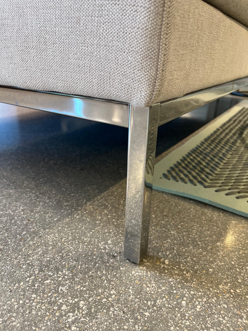 https://a.1stdibscdn.com/knoll-florence-relaxed-two-seater-sofa-for-sale-picture-7/f_105092/f_459063421753117890008/IMG_8254_master.jpg