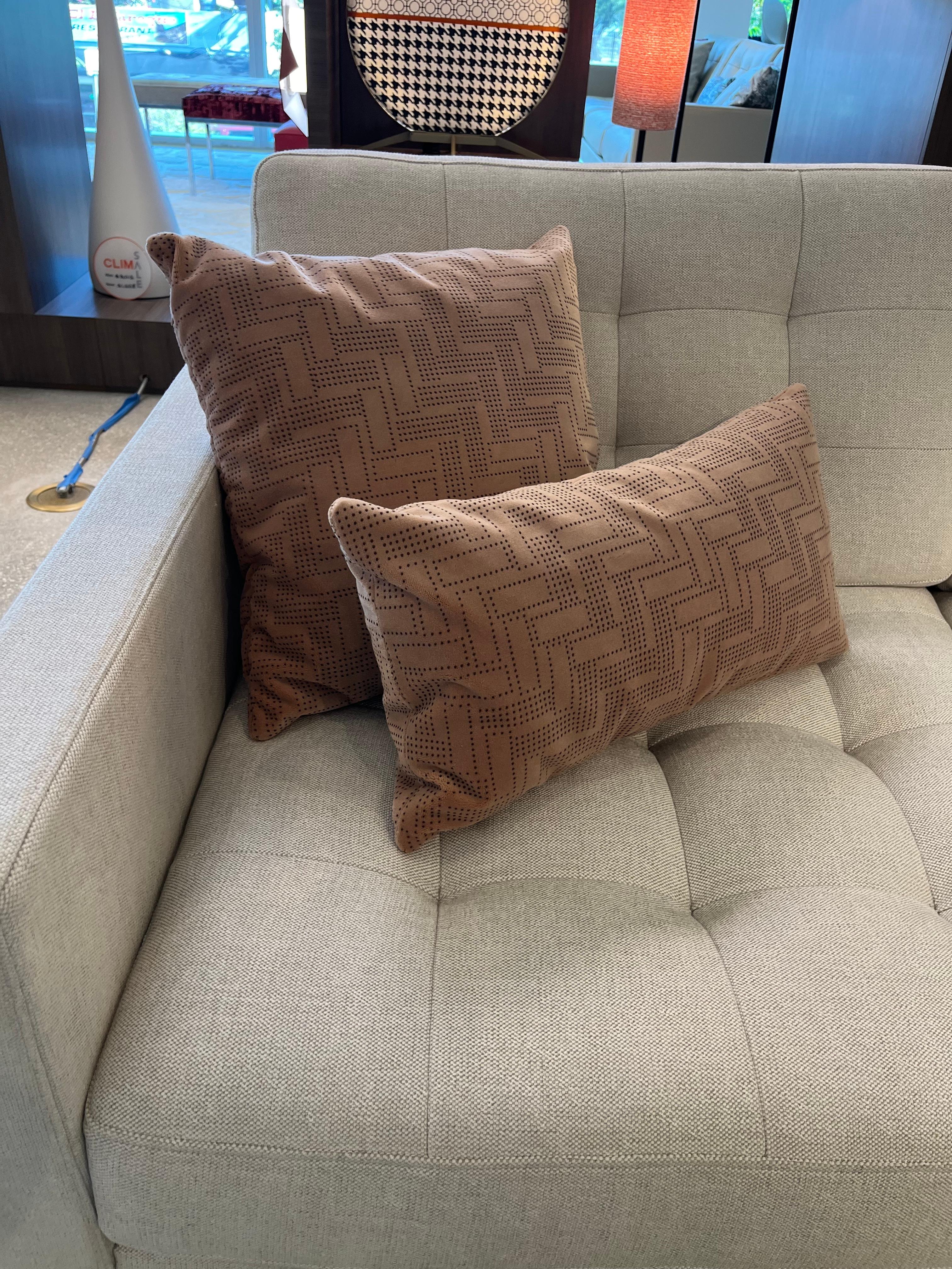 https://a.1stdibscdn.com/knoll-florence-relaxed-two-seater-sofa-for-sale-picture-5/f_105092/f_459063421753117889002/IMG_8256_master.jpg