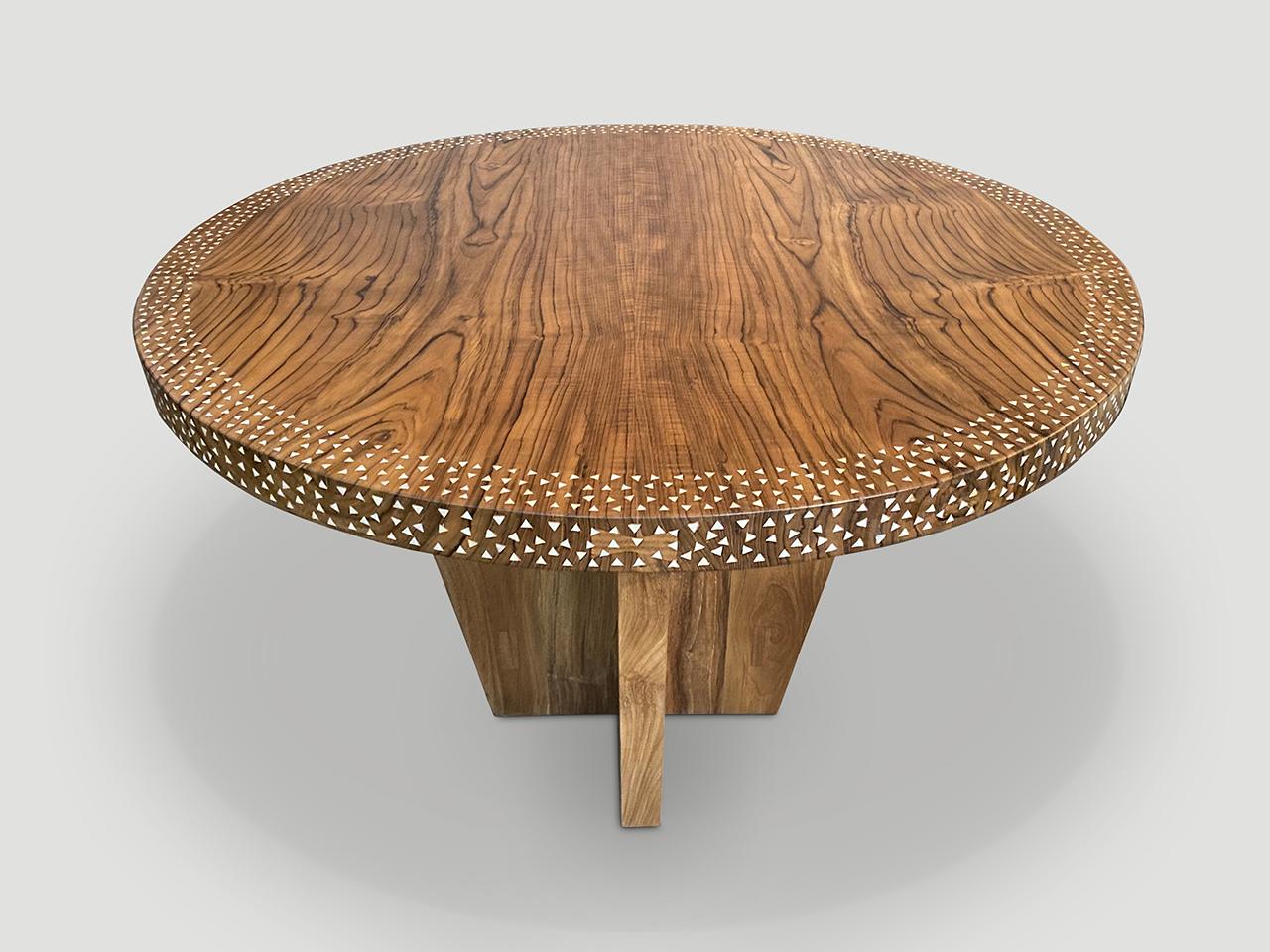 https://a.1stdibscdn.com/andrianna-shamaris-round-shell-inlaid-dining-table-or-entrance-table-for-sale-picture-9/f_10806/f_399888021717341116391/IMG_8462_master.jpeg