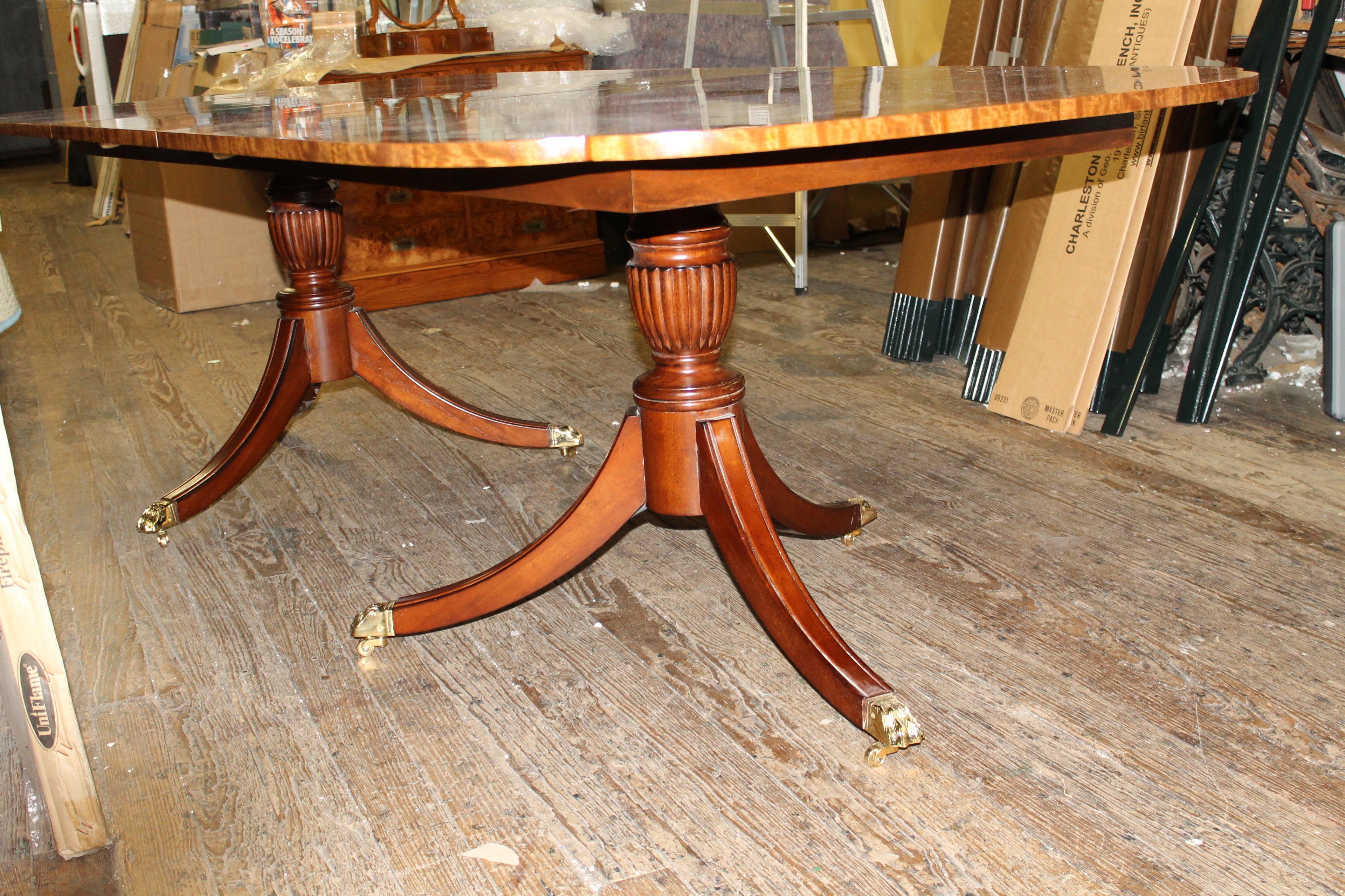 https://a.1stdibscdn.com/bench-made-reprod-inlaid-flame-mahogany-sheraton-style-three-leaf-dining-table-for-sale-picture-8/f_18913/f_251442021630533045887/IMG_8603_master.JPG
