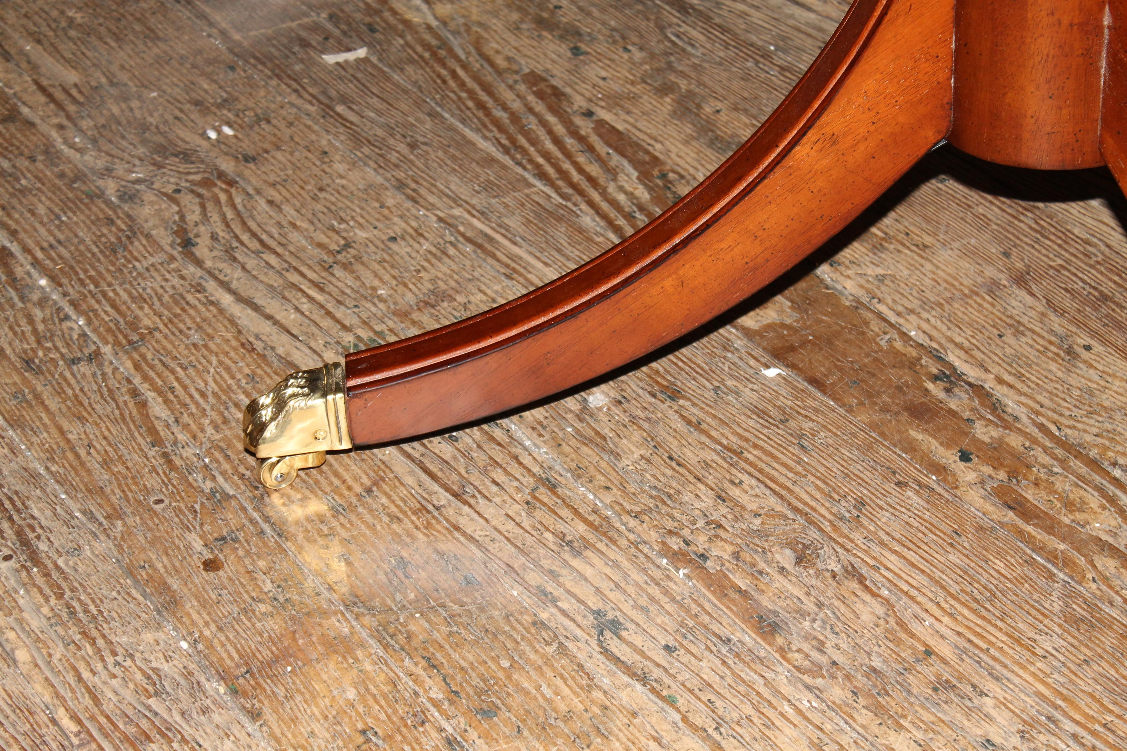 https://a.1stdibscdn.com/bench-made-reprod-inlaid-flame-mahogany-sheraton-style-three-leaf-dining-table-for-sale-picture-10/f_18913/f_251442021630533047165/IMG_8608_master.JPG