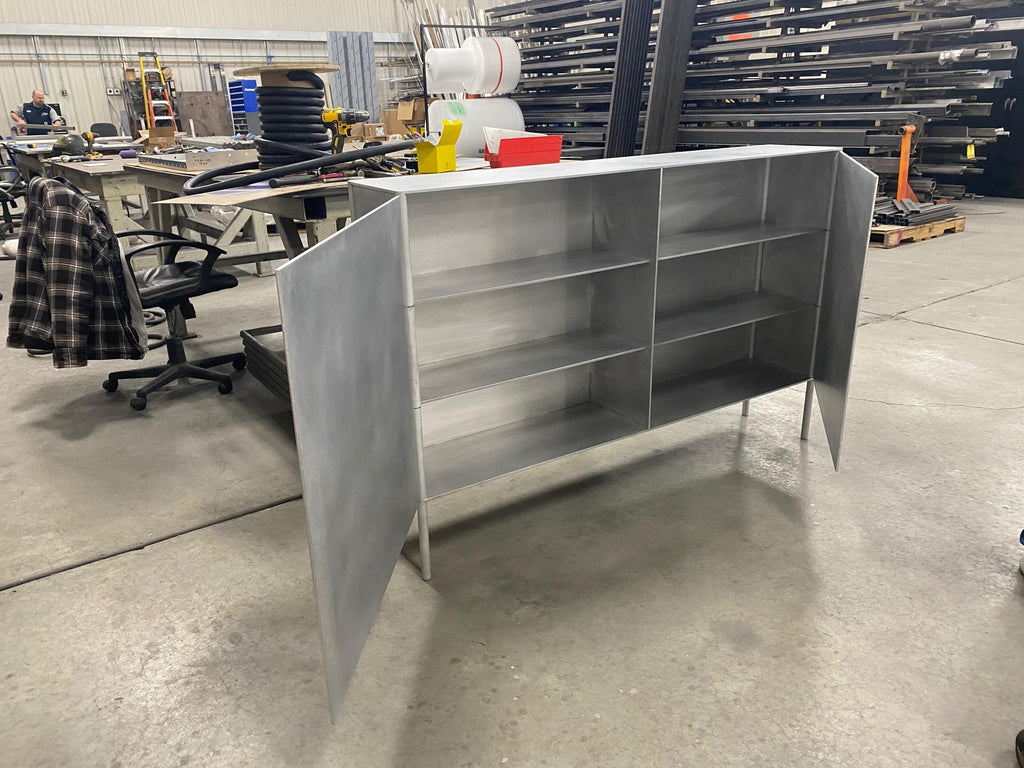 https://a.1stdibscdn.com/sw-cabinet-by-jonathan-nesci-in-rolled-and-machined-waxed-aluminum-for-sale-picture-8/f_31003/f_217072121607358652060/IMG_8614_master.jpg