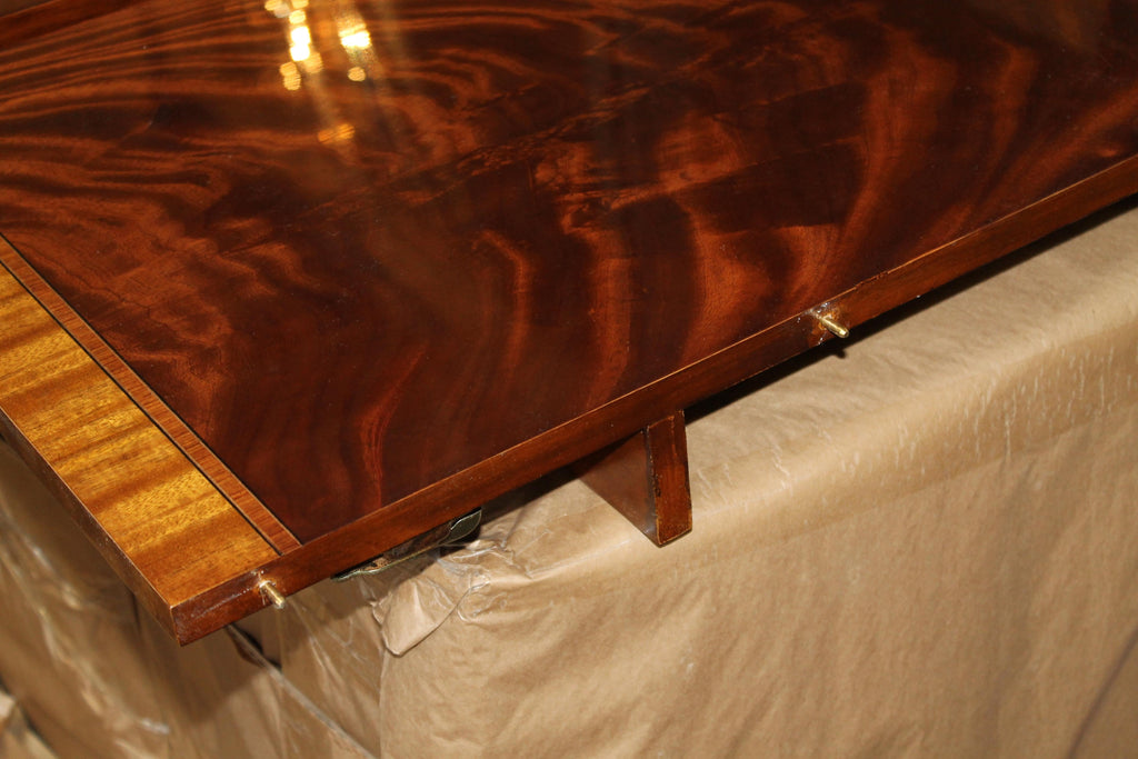 https://a.1stdibscdn.com/bench-made-reprod-inlaid-flame-mahogany-sheraton-style-three-leaf-dining-table-for-sale-picture-14/f_18913/f_251442021630533049286/IMG_8615_master.JPG