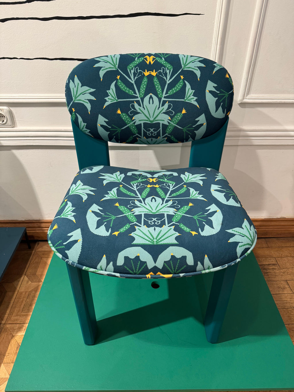 https://a.1stdibscdn.com/noom-dining-archipen-chair-archive-edition-in-botanical-green-fabric-for-sale-picture-5/f_42321/f_487797921770910959000/IMG_8663_master.jpg