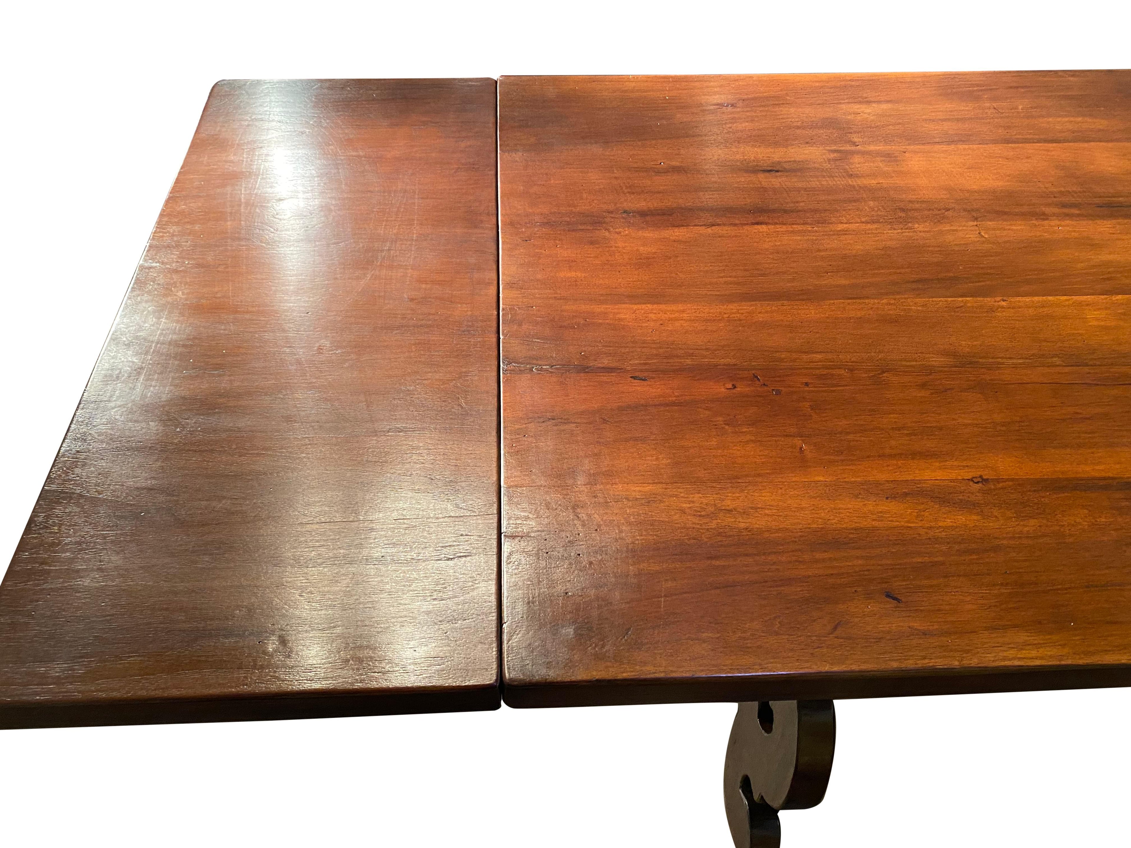 https://a.1stdibscdn.com/17th-century-style-italian-walnut-refectory-custom-table-with-end-extensions-for-sale-picture-9/f_12292/f_295294021657567330812/IMG_8782_master.jpg