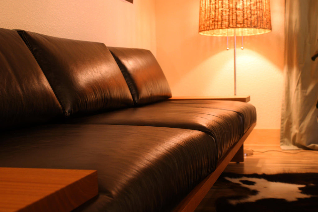 https://a.1stdibscdn.com/terrace-couch-by-greg-palombo-solid-wood-frame-with-all-leather-upholstery-for-sale-picture-11/f_105642/f_460570321753748061683/IMG_8940_master.jpg