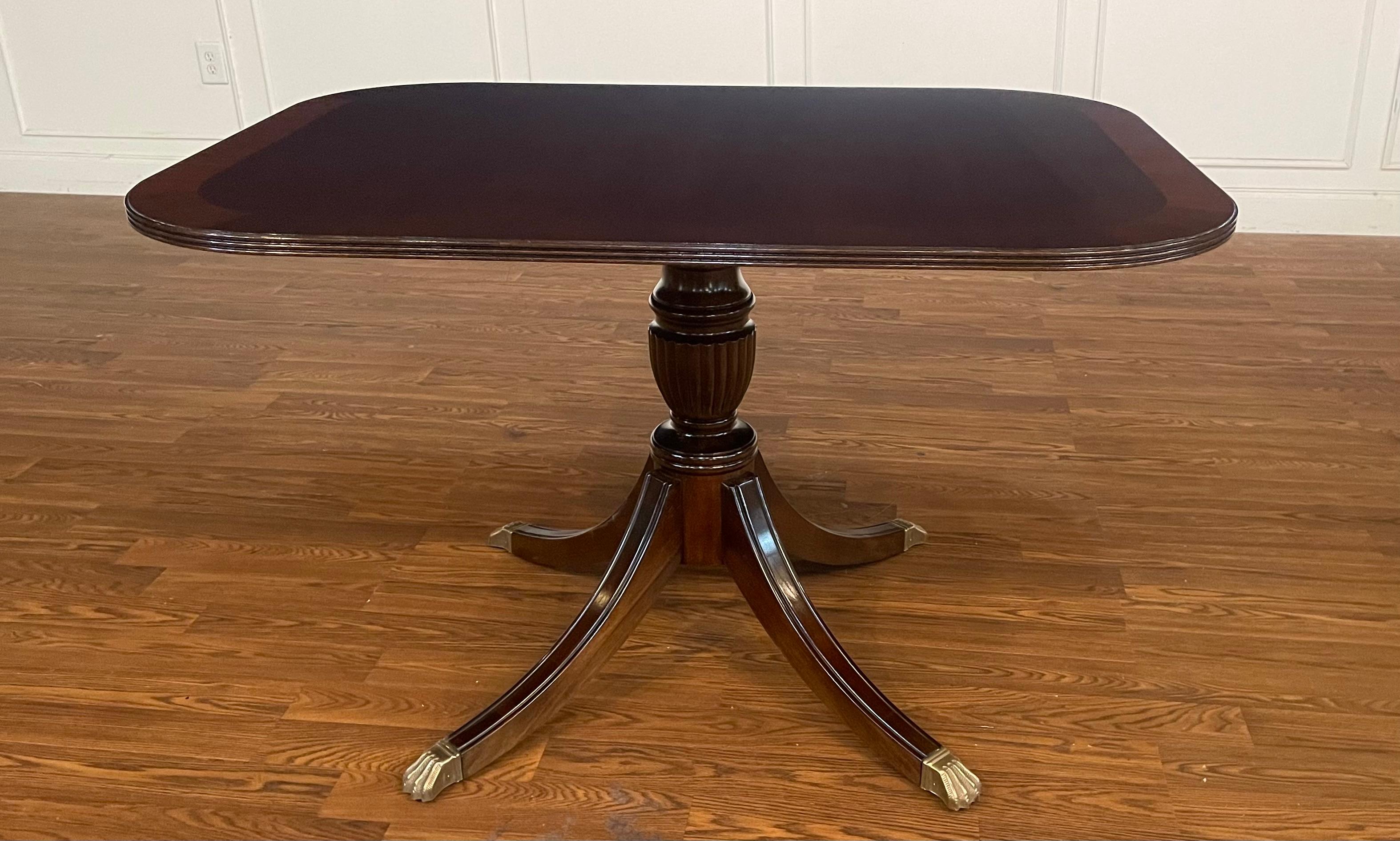 https://a.1stdibscdn.com/traditional-mahogany-breakfast-table-by-leighton-hall-for-sale-picture-2/f_44162/f_366603121697555909572/IMG_9167_master.jpeg