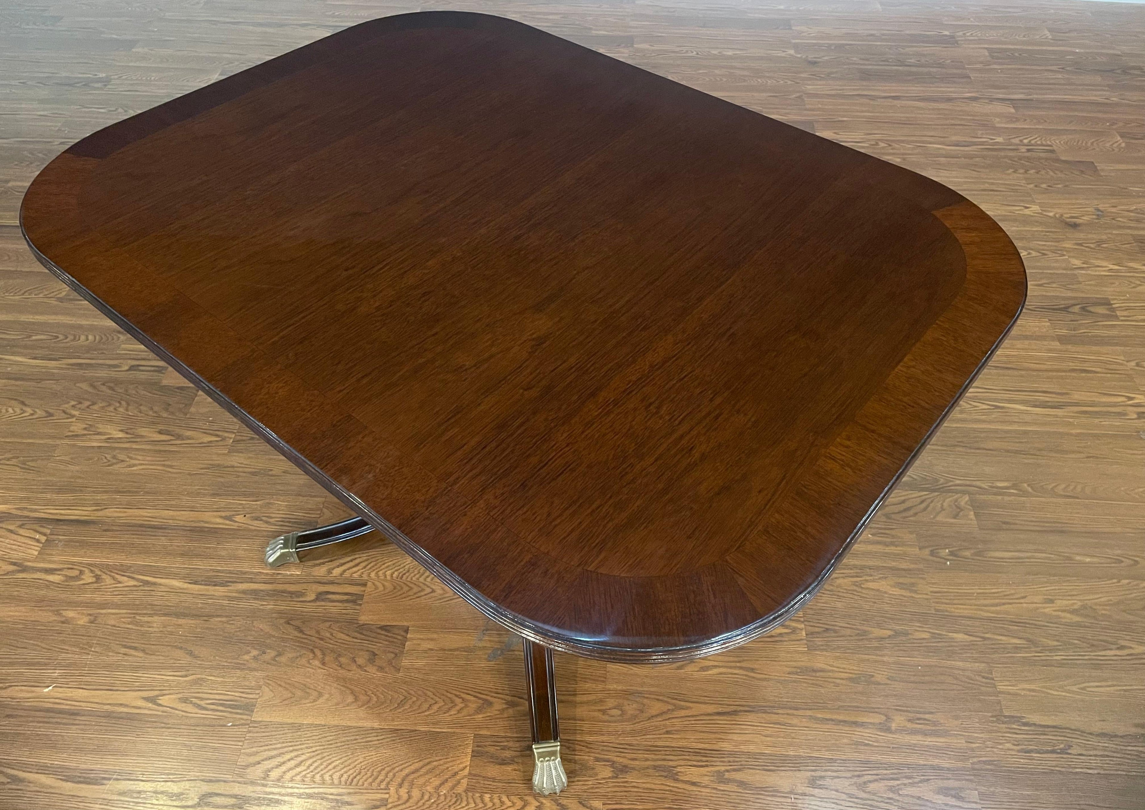 https://a.1stdibscdn.com/traditional-mahogany-breakfast-table-by-leighton-hall-for-sale-picture-4/f_44162/f_366603121697555947126/IMG_9178_master.jpeg